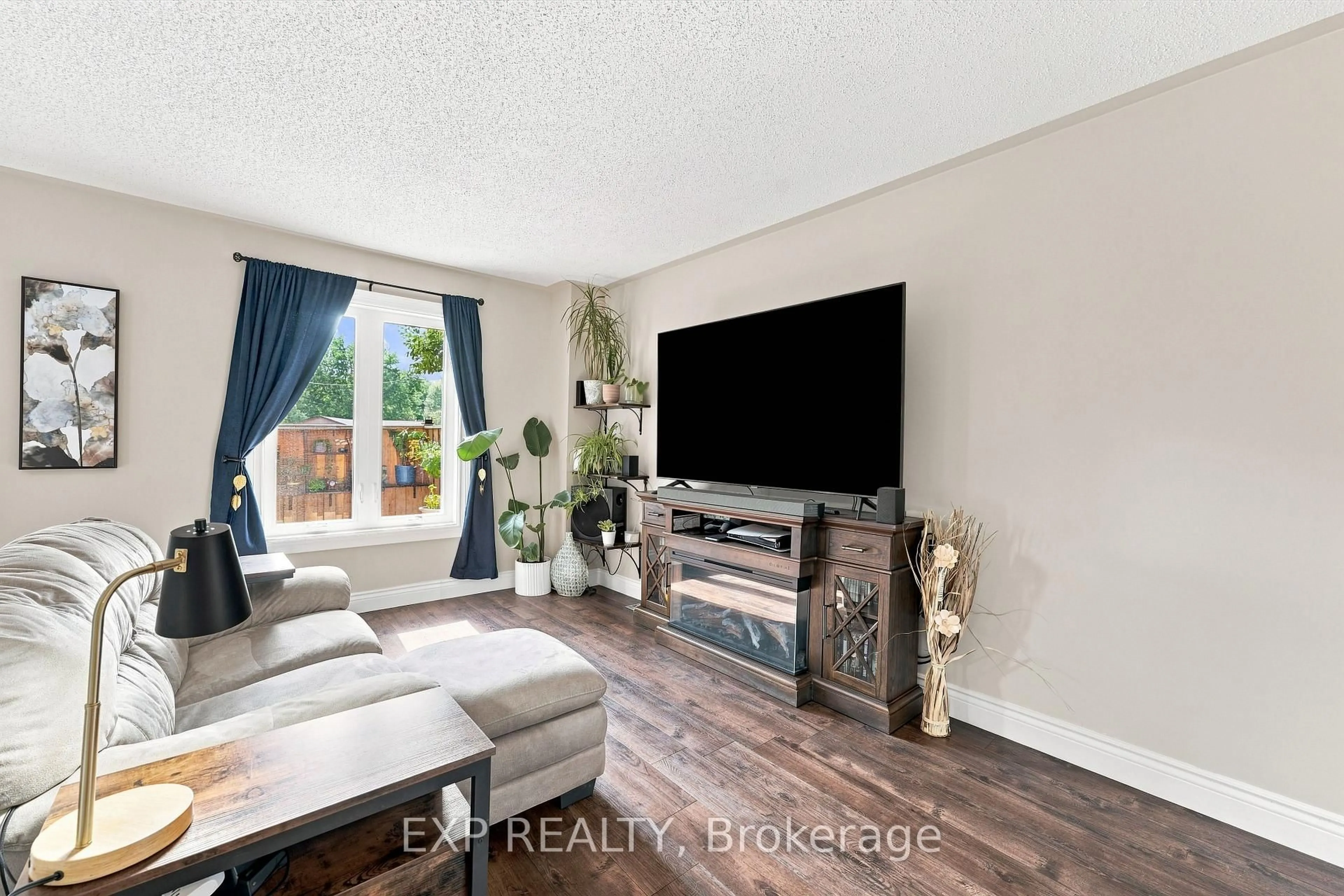 Living room with furniture, unknown for 275 Old Homestead Rd #16, Georgina Ontario L4P 4E9