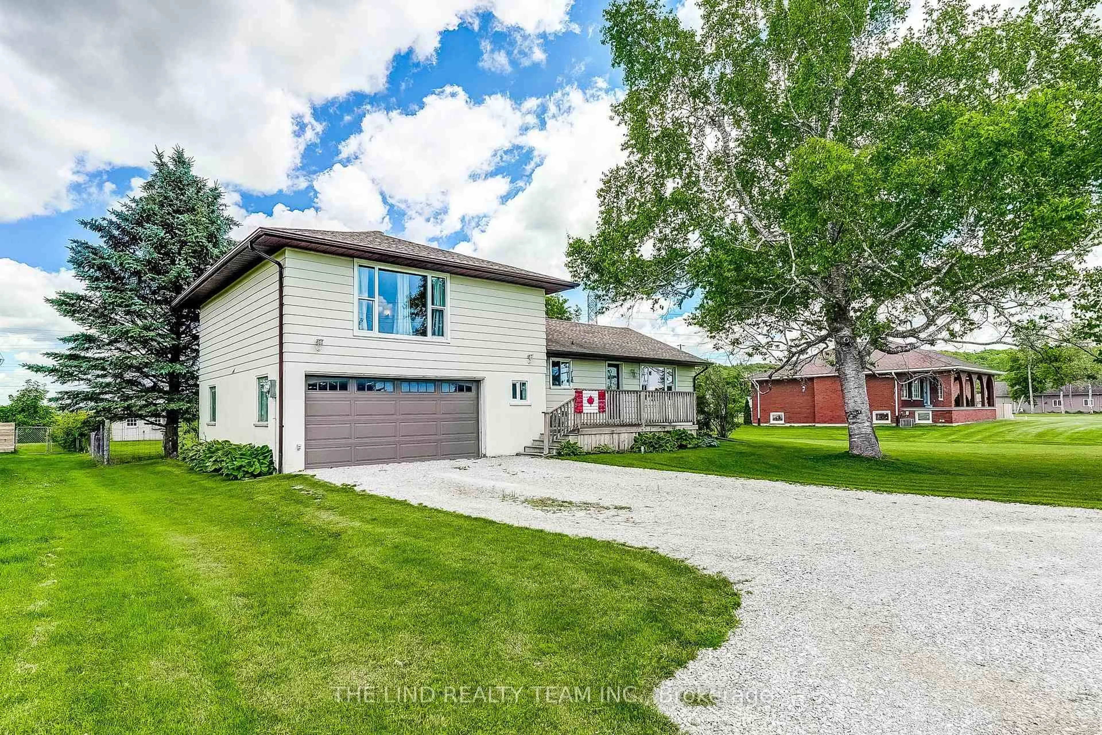 A pic from outside/outdoor area/front of a property/back of a property/a pic from drone, street for 19505 Bathurst St, East Gwillimbury Ontario L3Y 4V9
