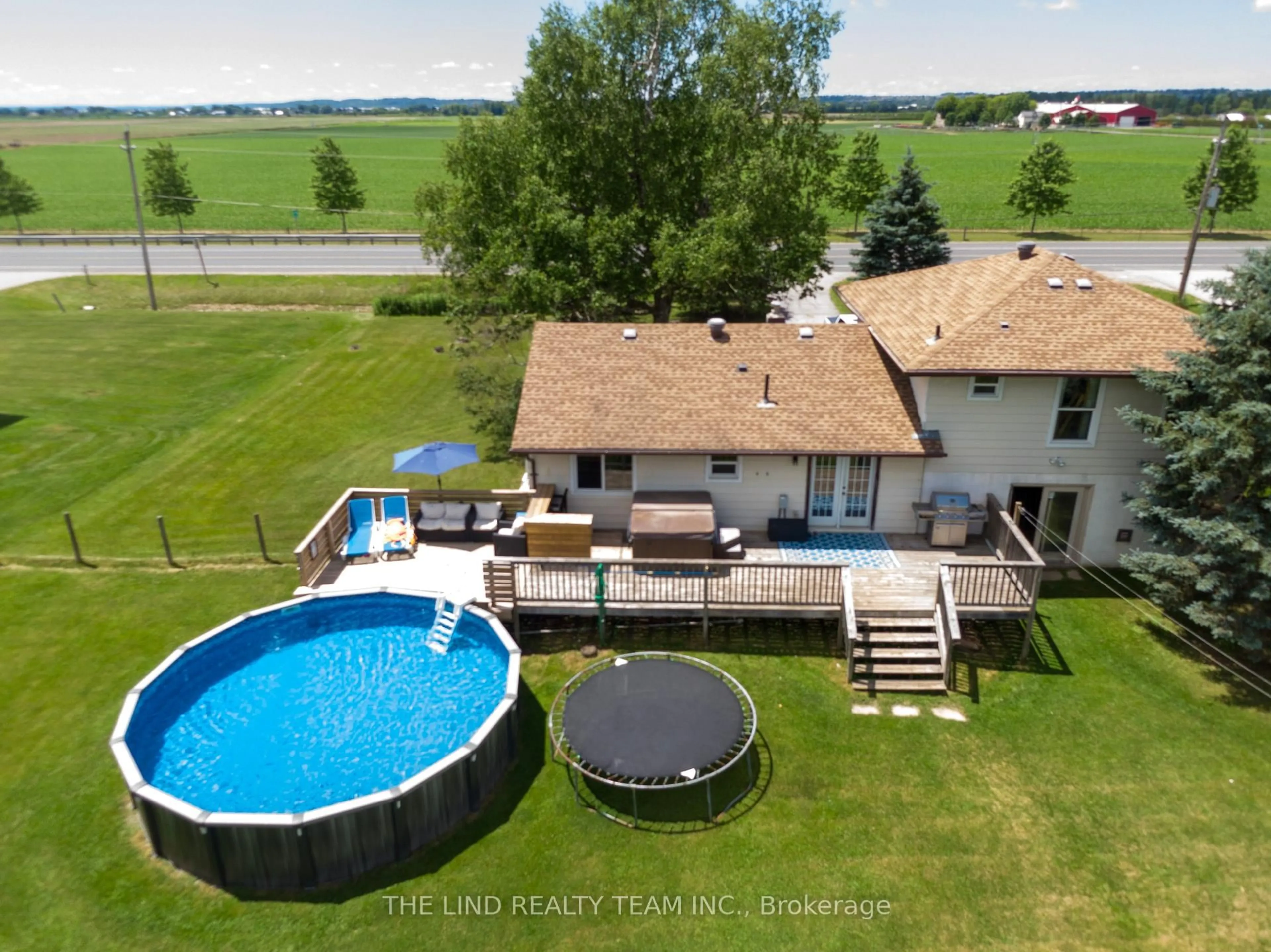 A pic from outside/outdoor area/front of a property/back of a property/a pic from drone, water/lake/river/ocean view for 19505 Bathurst St, East Gwillimbury Ontario L3Y 4V9