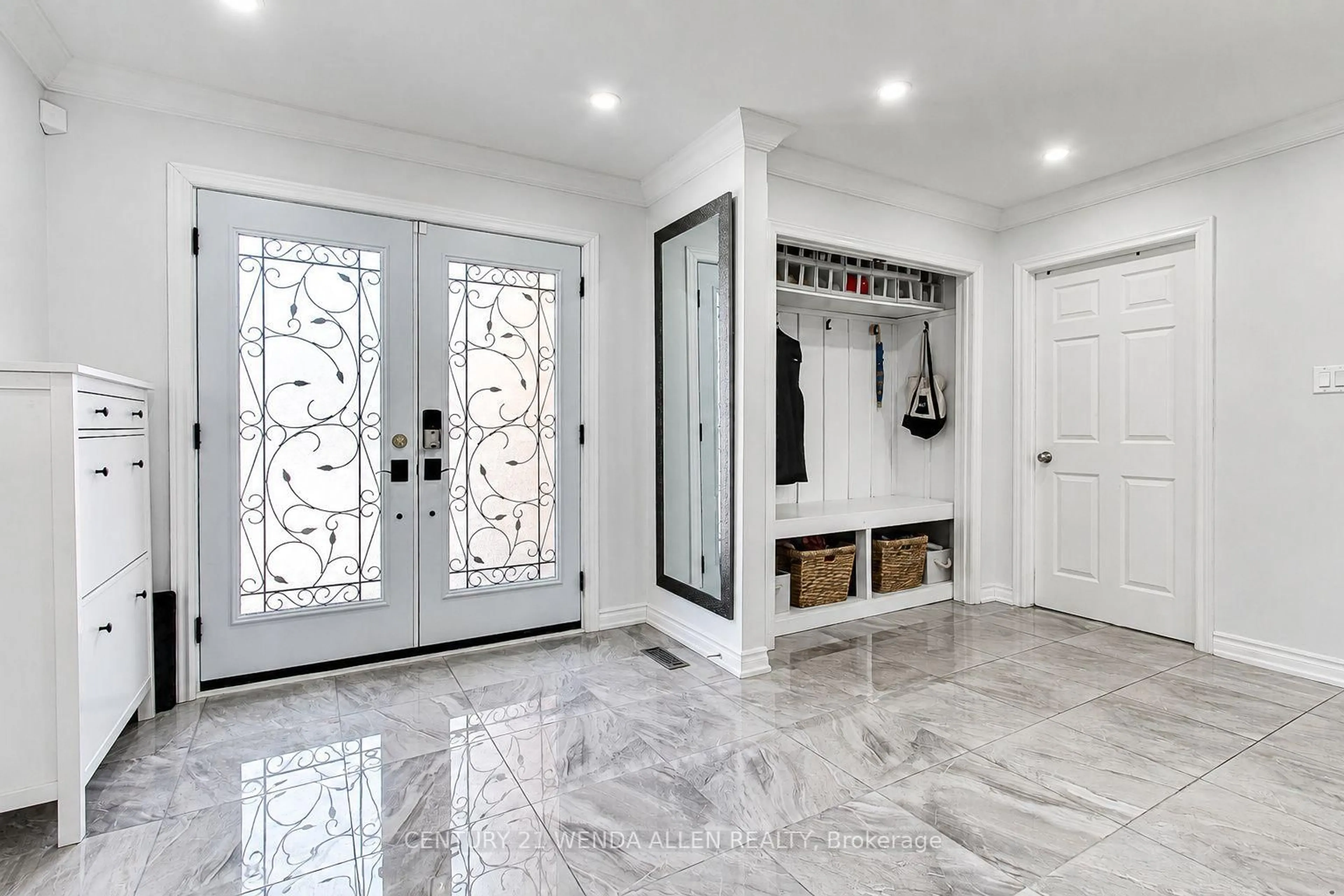 Indoor entryway for 156 Gwendolyn Blvd, Georgina Ontario L4P 3S5