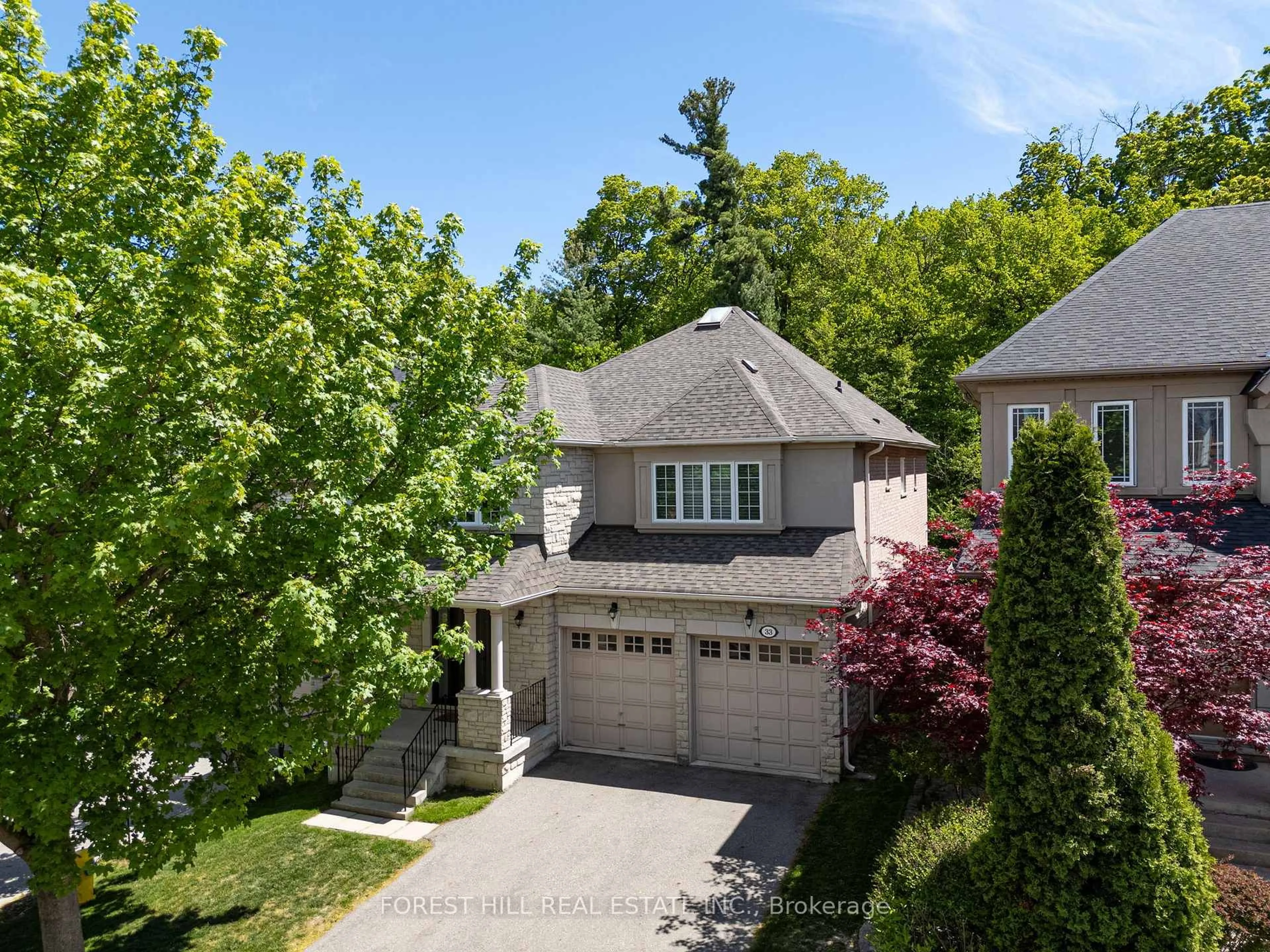 A pic from outside/outdoor area/front of a property/back of a property/a pic from drone, street for 33 Chopin Blvd, Vaughan Ontario L4J 8Y6