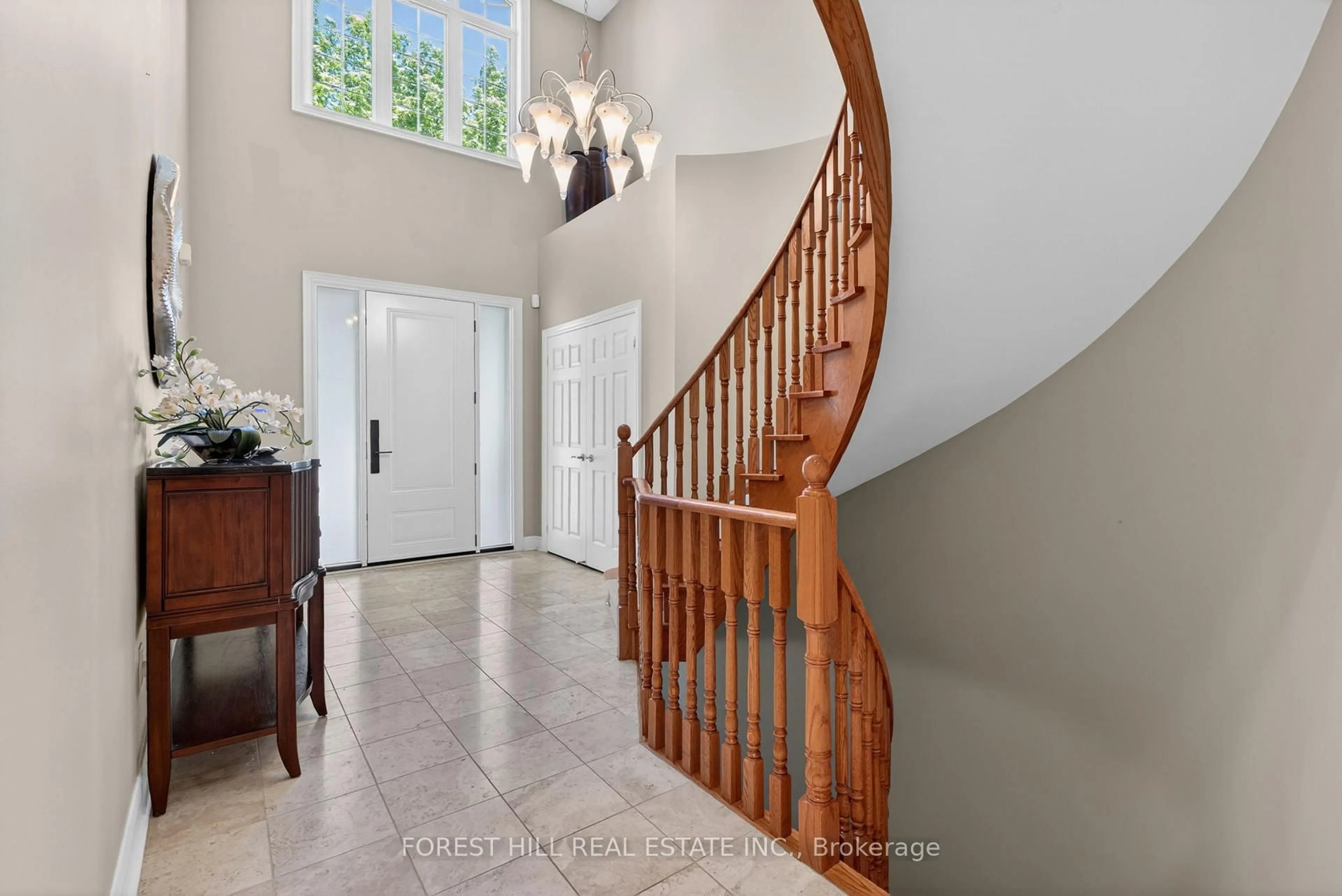 Indoor entryway for 33 Chopin Blvd, Vaughan Ontario L4J 8Y6