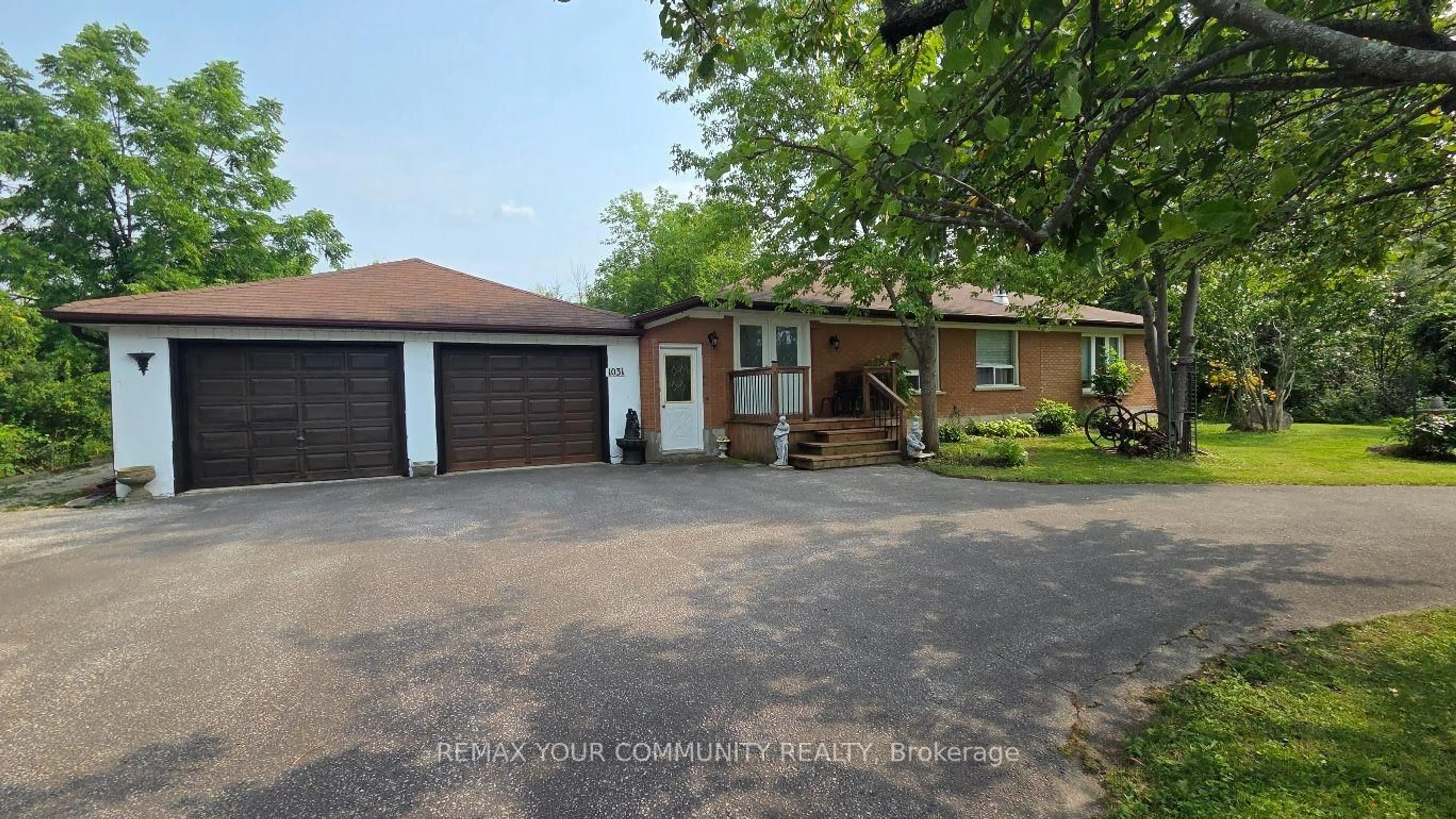 A pic from outside/outdoor area/front of a property/back of a property/a pic from drone, street for 1031 Metro Rd, Georgina Ontario L4P 3E9