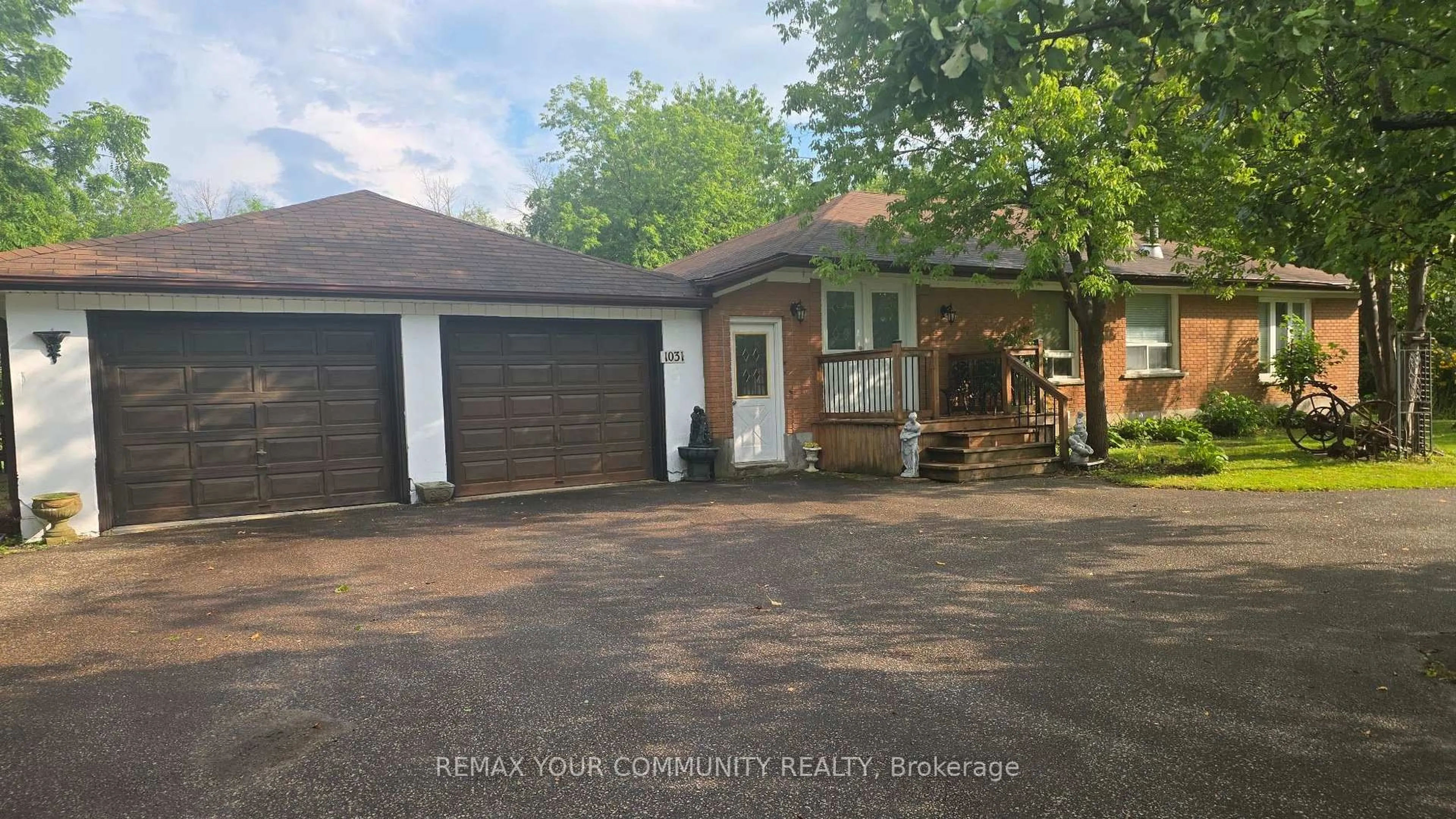 A pic from outside/outdoor area/front of a property/back of a property/a pic from drone, street for 1031 Metro Rd, Georgina Ontario L4P 3E9
