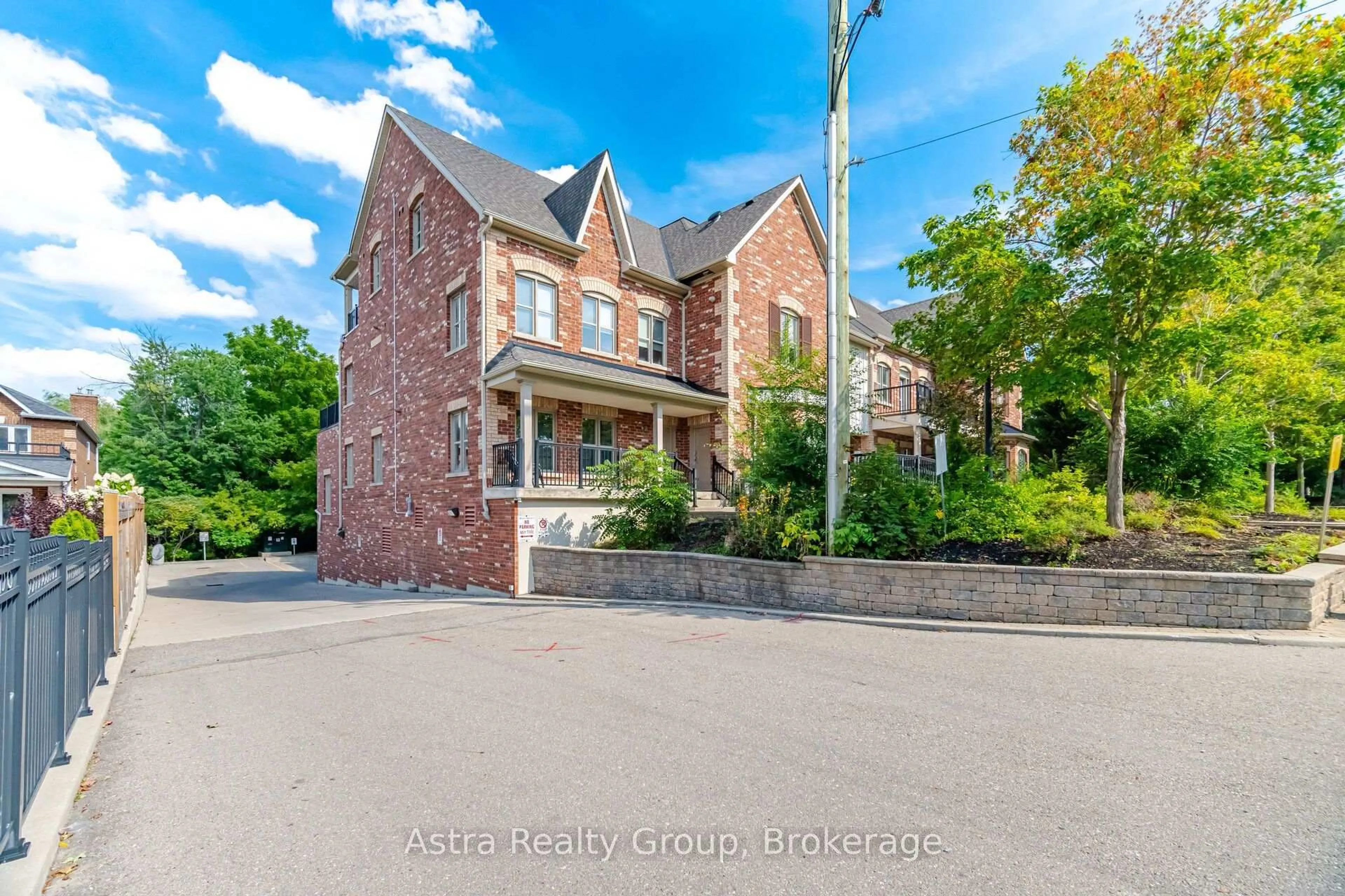 A pic from outside/outdoor area/front of a property/back of a property/a pic from drone, street for 9589 Keele St #106, Vaughan Ontario L6A 5M1
