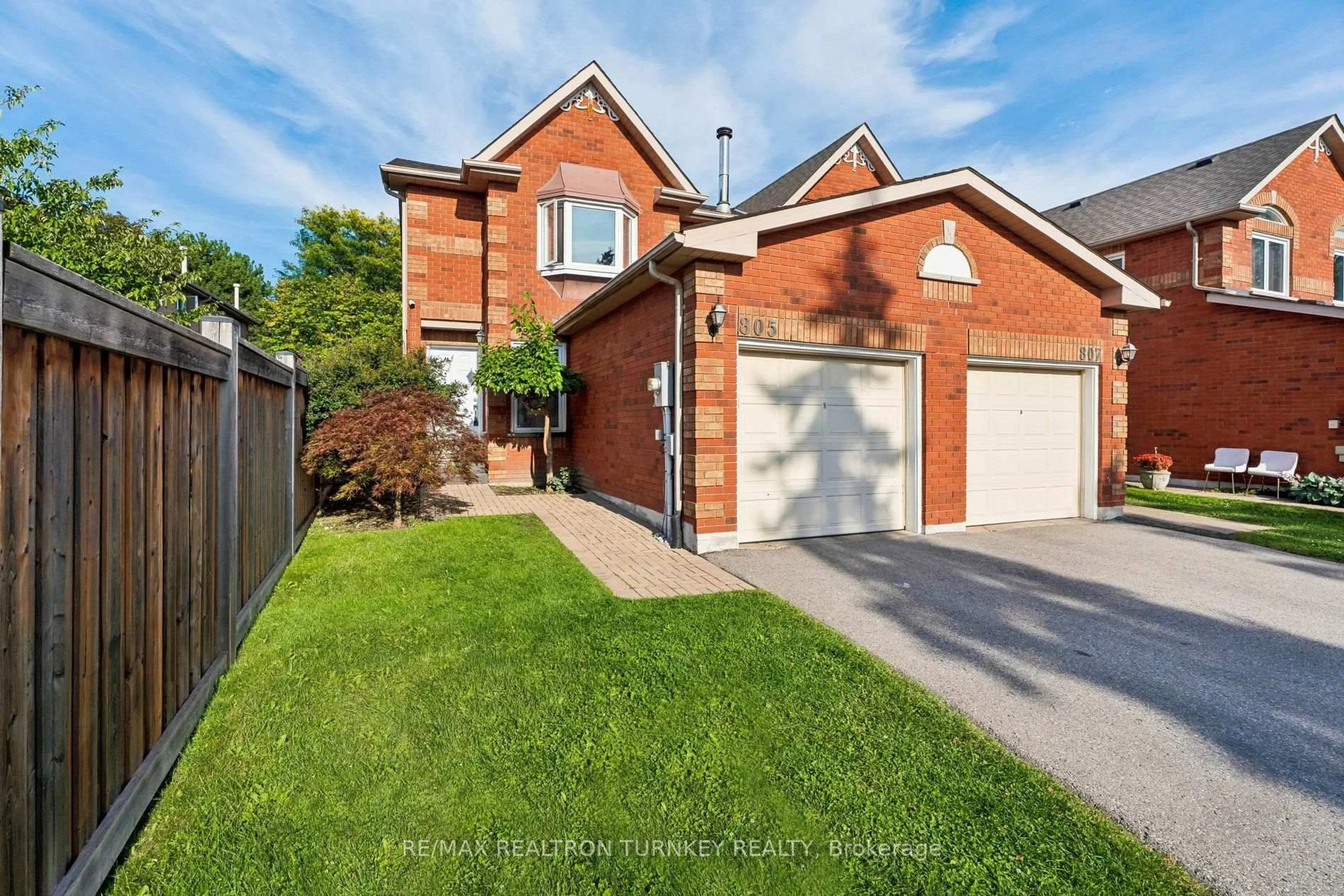 Home with brick exterior material, street for 805 Playter Cres, Newmarket Ontario L3X 1W7