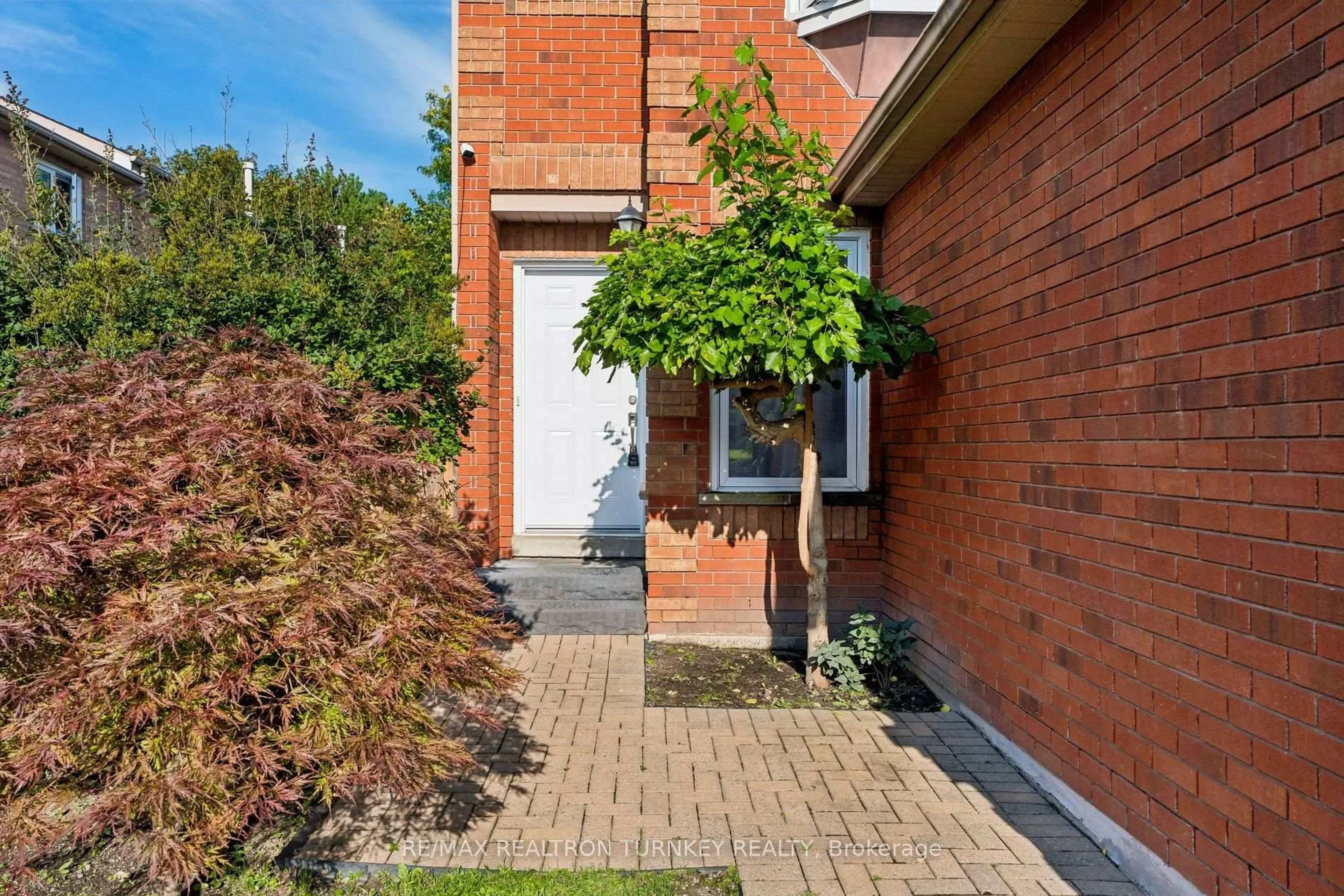 Home with brick exterior material, street for 805 Playter Cres, Newmarket Ontario L3X 1W7