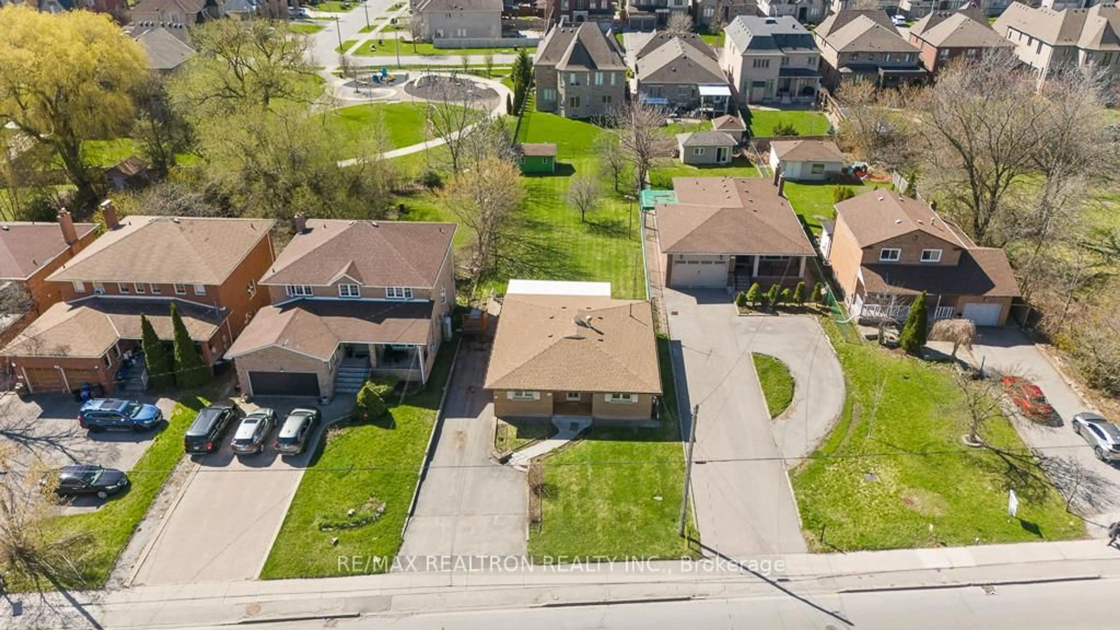 A pic from outside/outdoor area/front of a property/back of a property/a pic from drone, street for 163 Elgin Mills Rd, Richmond Hill Ontario L4C 4M3