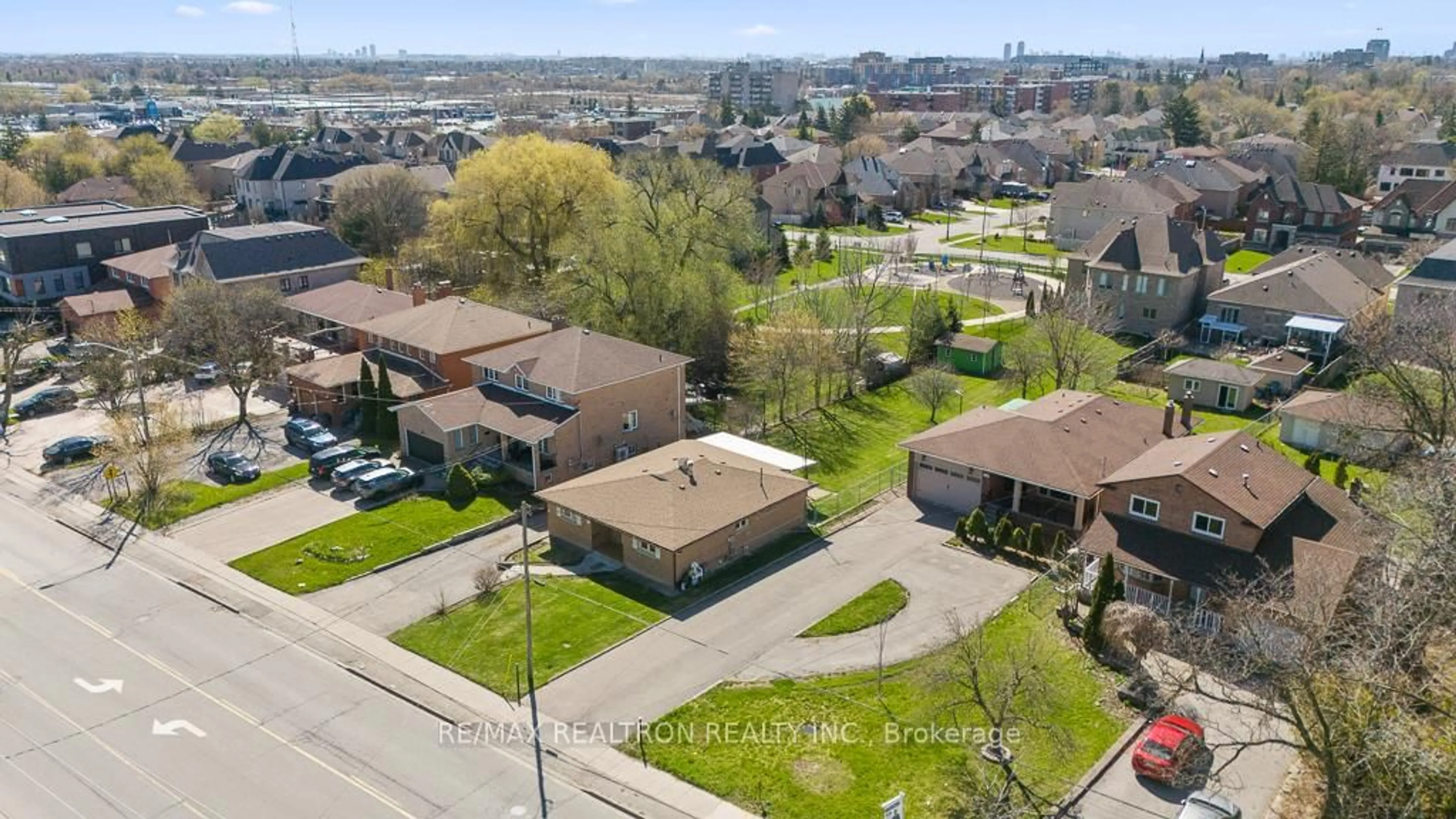A pic from outside/outdoor area/front of a property/back of a property/a pic from drone, street for 163 Elgin Mills Rd, Richmond Hill Ontario L4C 4M3