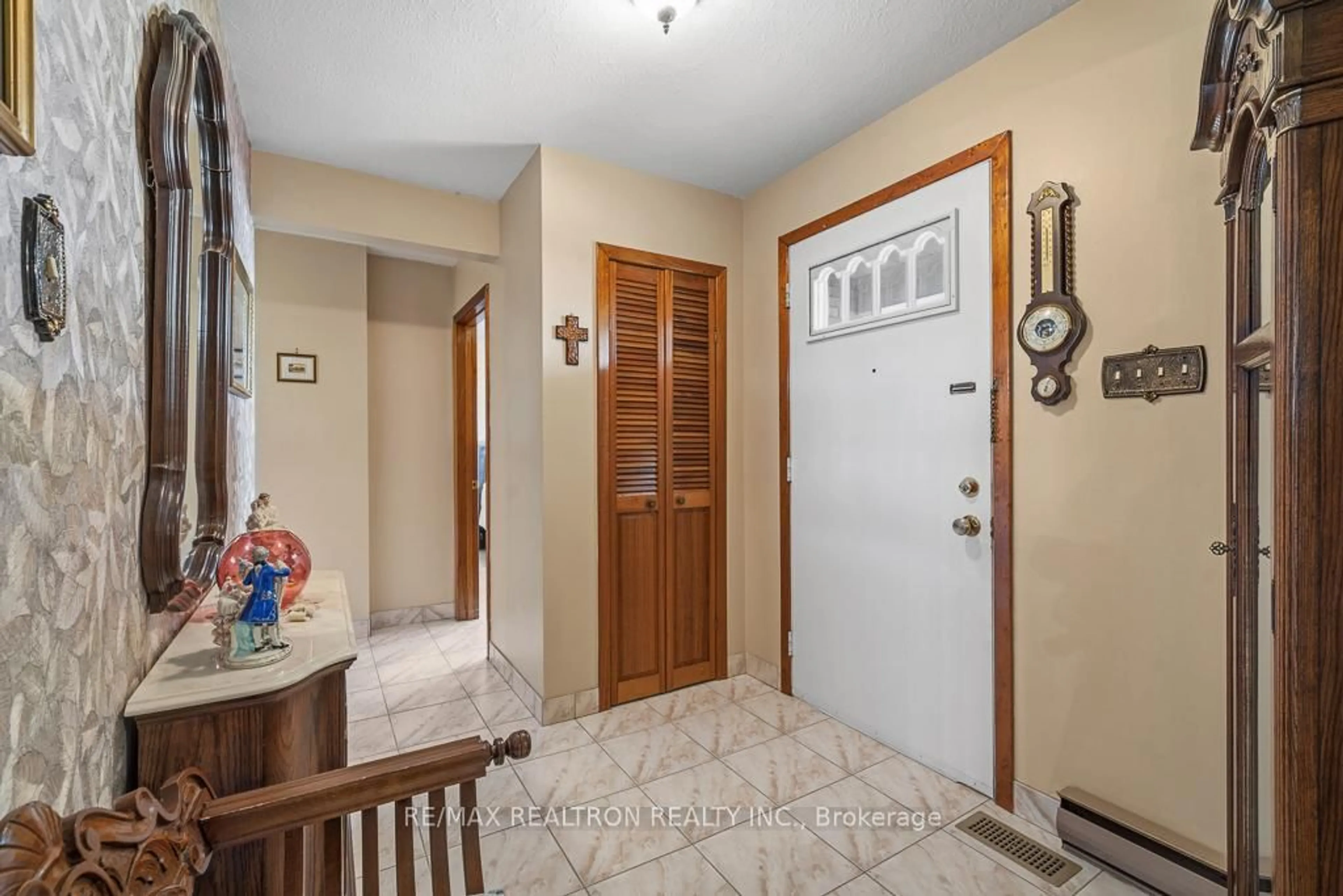 Indoor entryway for 163 Elgin Mills Rd, Richmond Hill Ontario L4C 4M3
