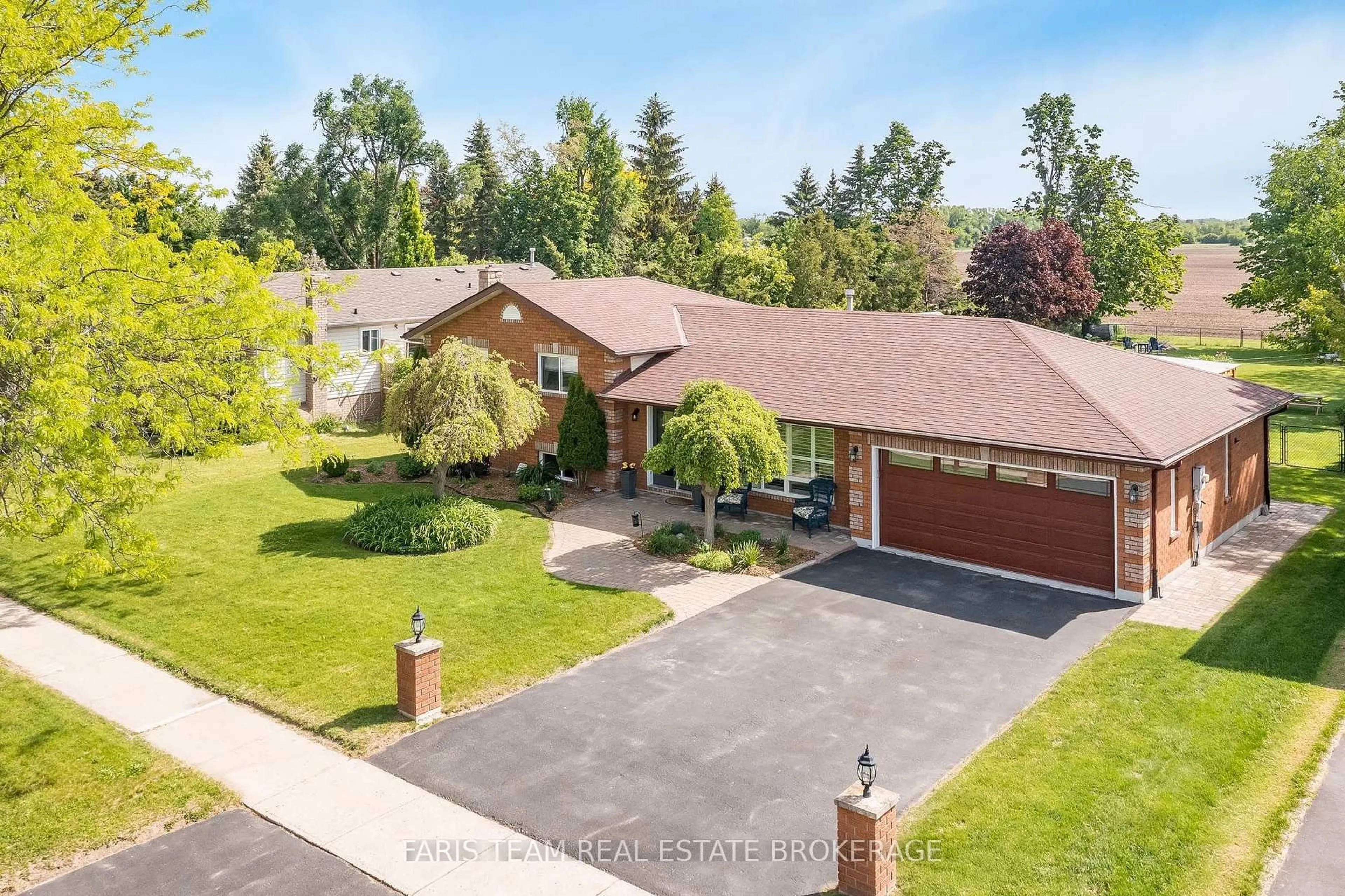 A pic from outside/outdoor area/front of a property/back of a property/a pic from drone, street for 2032 Chantler St, Innisfil Ontario L9S 1B5