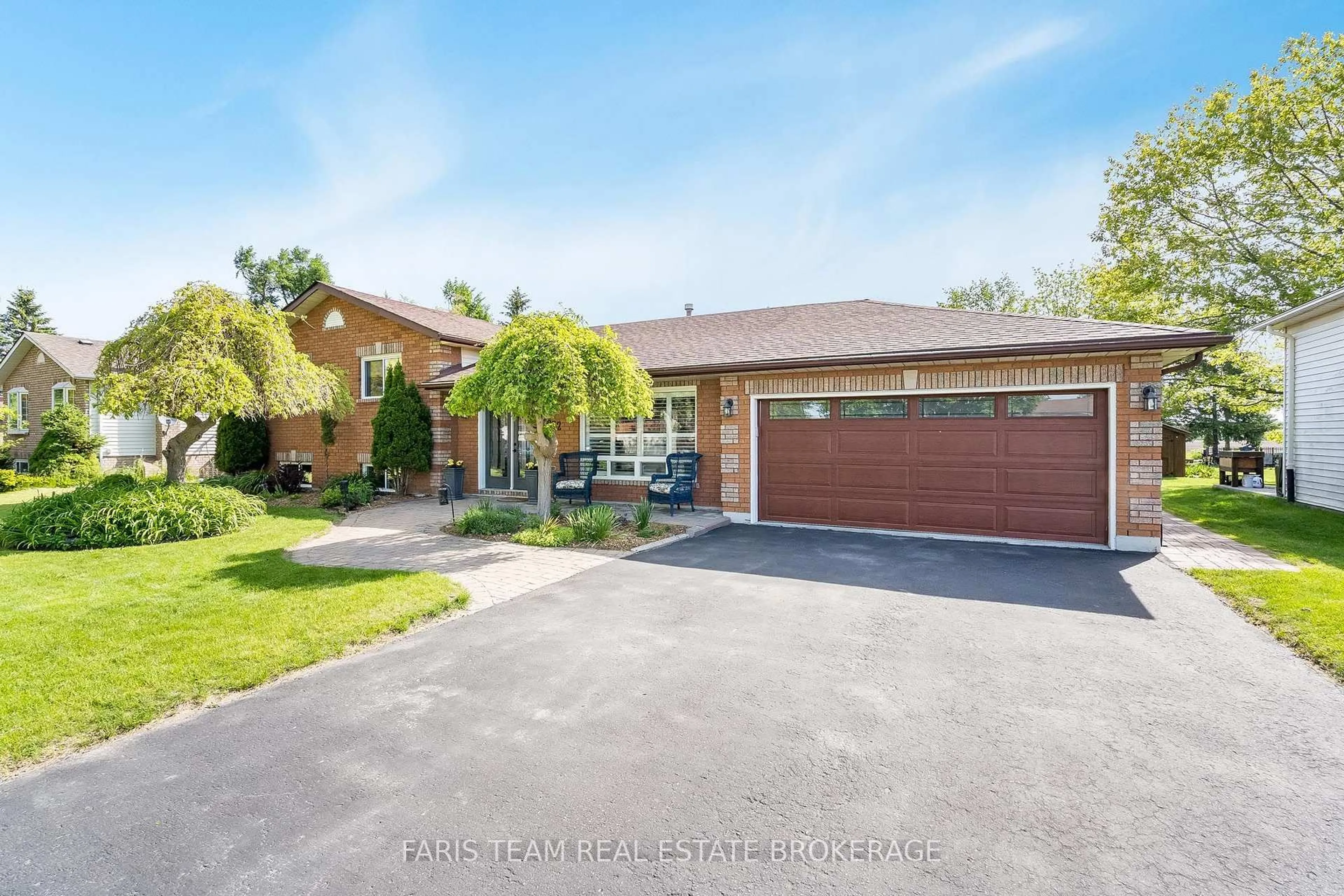 A pic from outside/outdoor area/front of a property/back of a property/a pic from drone, street for 2032 Chantler St, Innisfil Ontario L9S 1B5