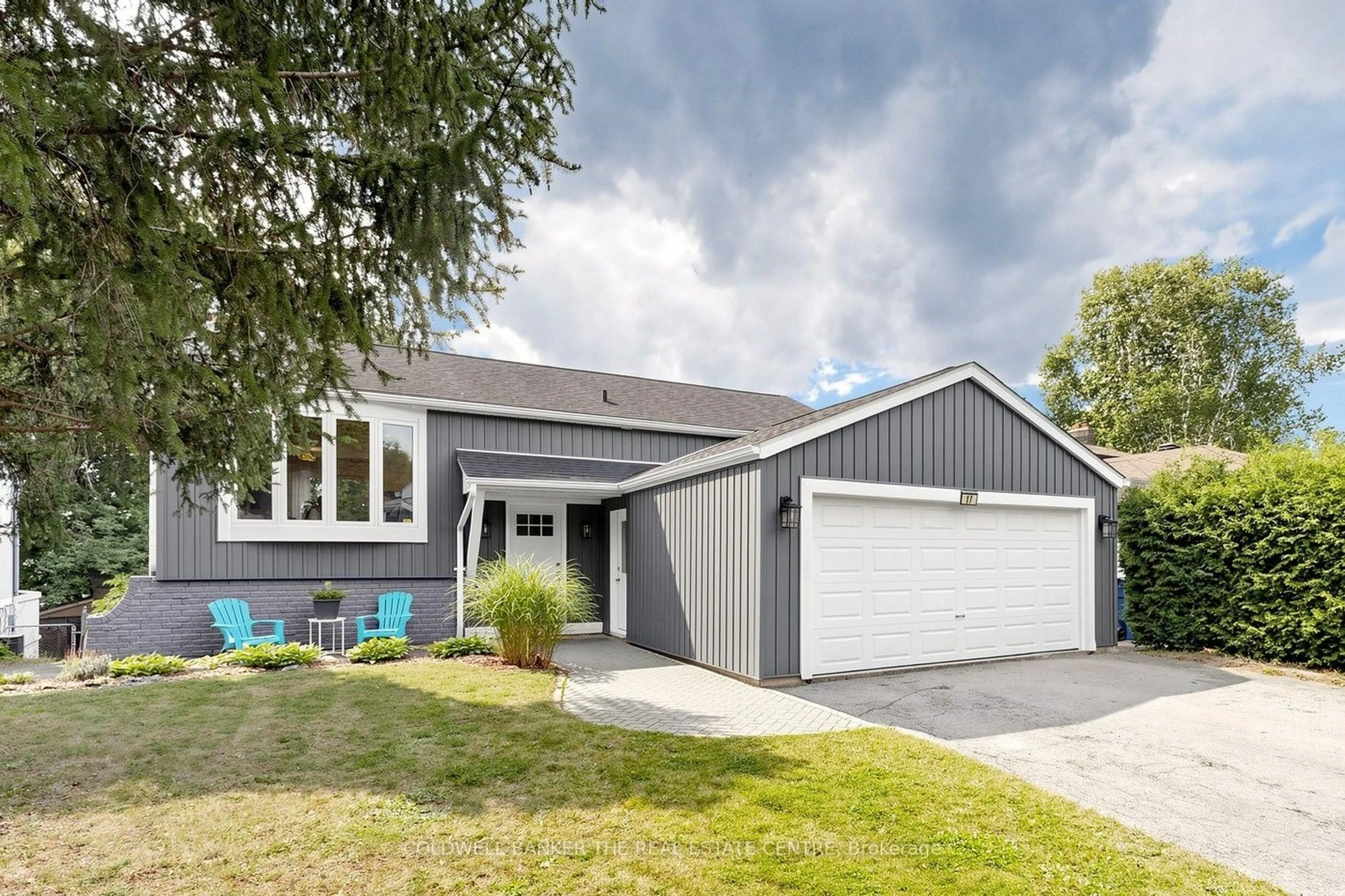 Home with vinyl exterior material, street for 17 Blackstone Crt, East Gwillimbury Ontario L9N 1C2