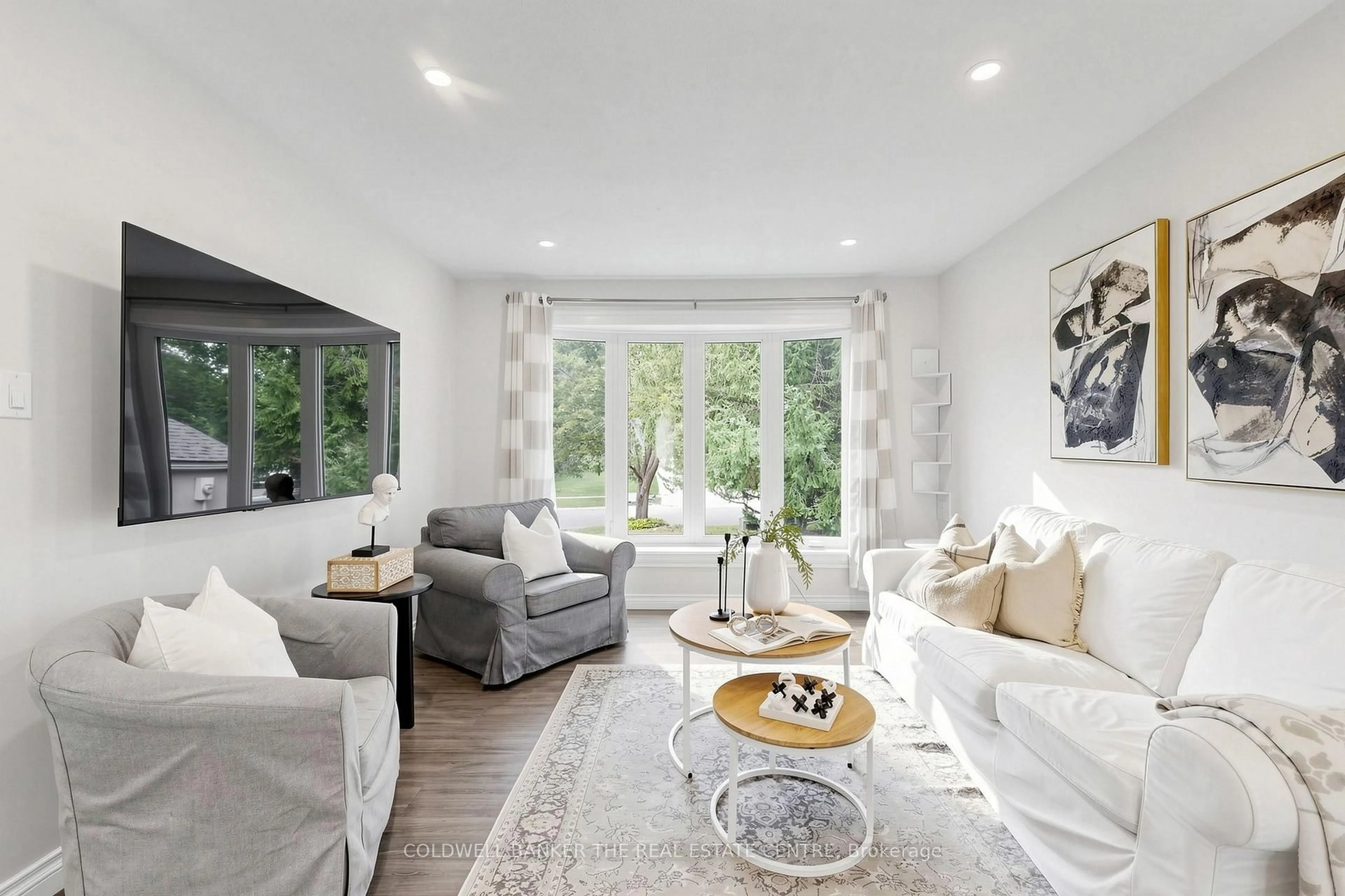 Living room with furniture, unknown for 17 Blackstone Crt, East Gwillimbury Ontario L9N 1C2
