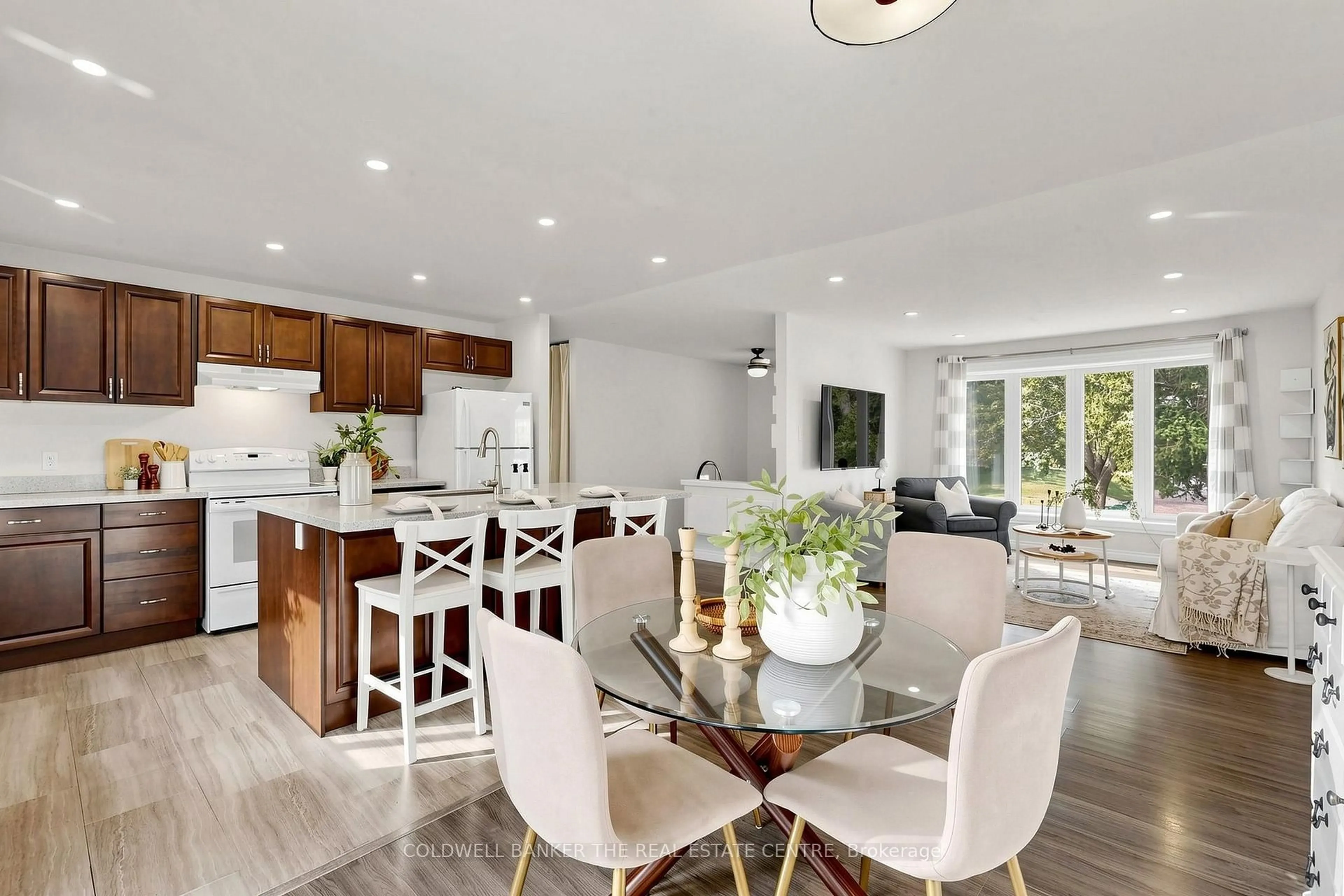 Open concept kitchen, ceramic/tile floor for 17 Blackstone Crt, East Gwillimbury Ontario L9N 1C2