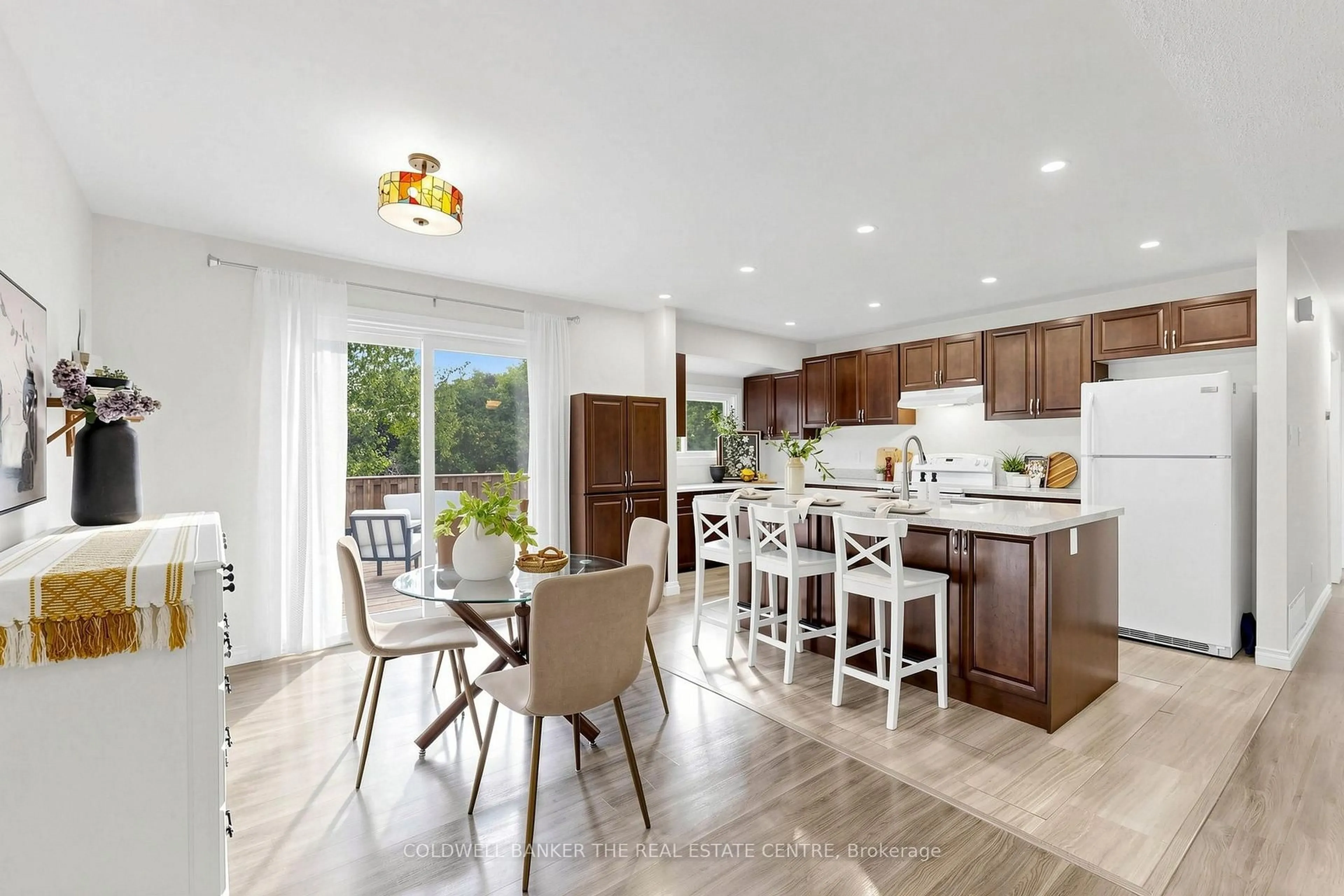 Open concept kitchen, unknown for 17 Blackstone Crt, East Gwillimbury Ontario L9N 1C2