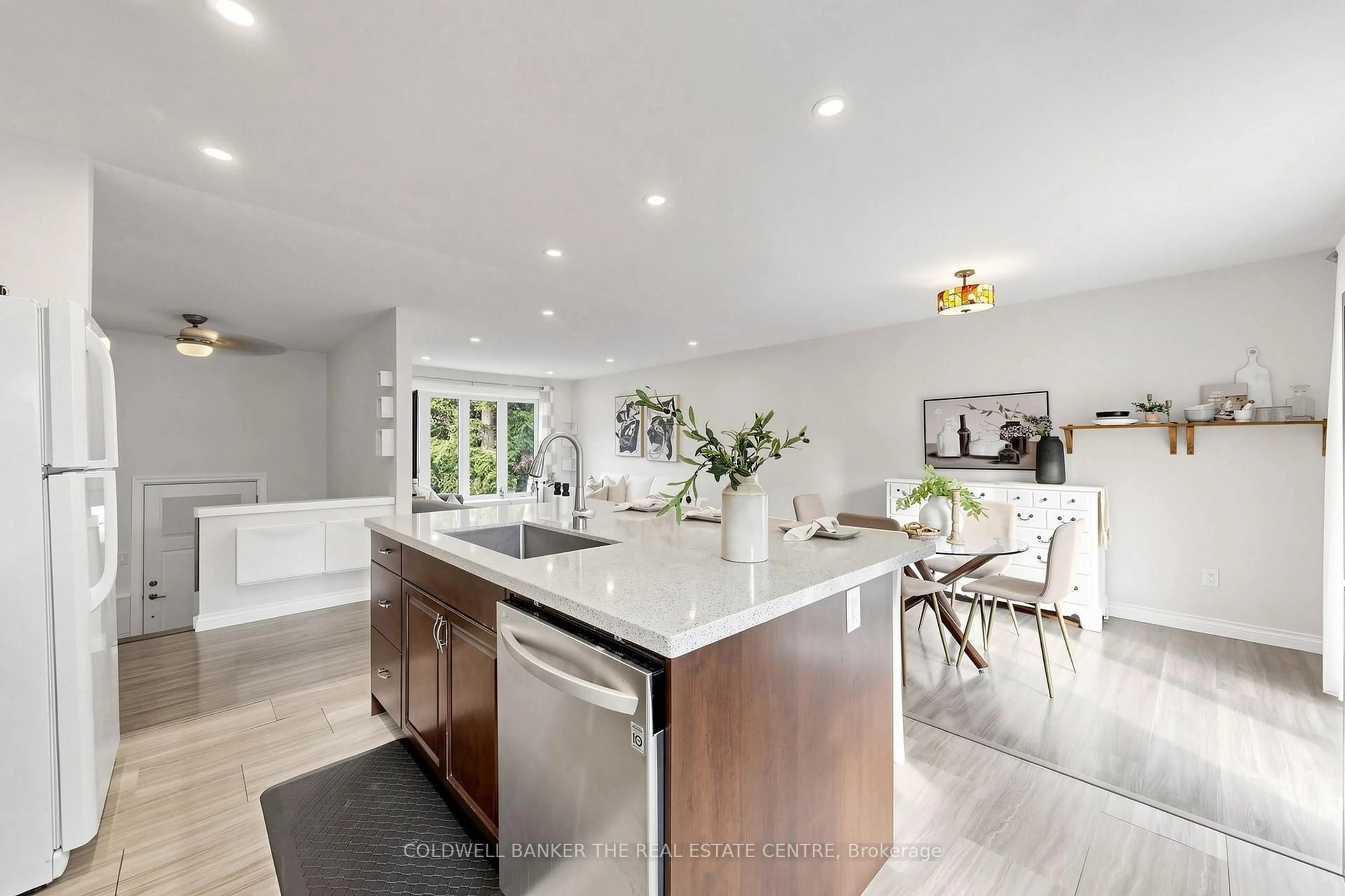 Open concept kitchen, ceramic/tile floor for 17 Blackstone Crt, East Gwillimbury Ontario L9N 1C2