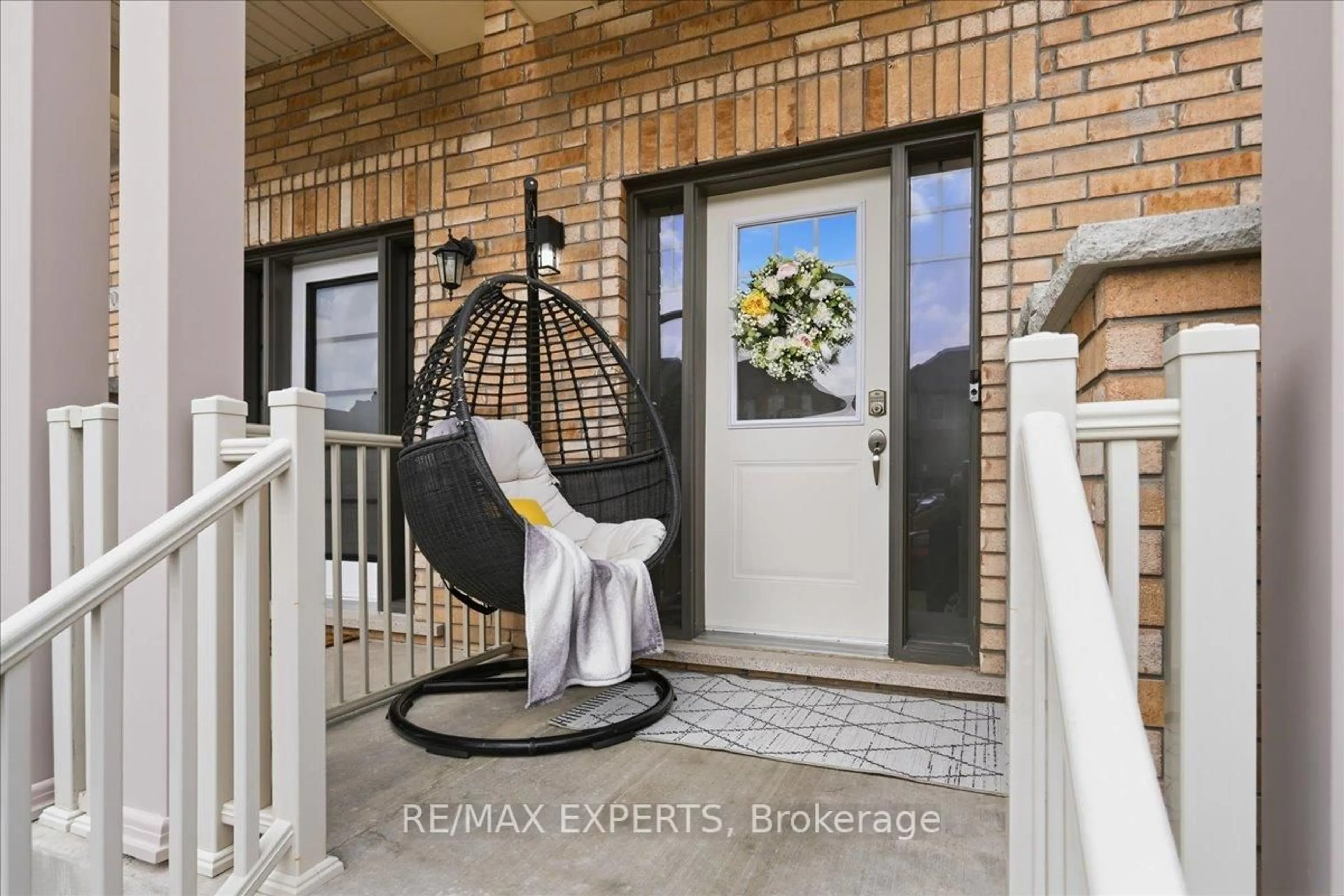 Indoor entryway for 68 Lorne Thomas Pl, New Tecumseth Ontario L9R 0V8