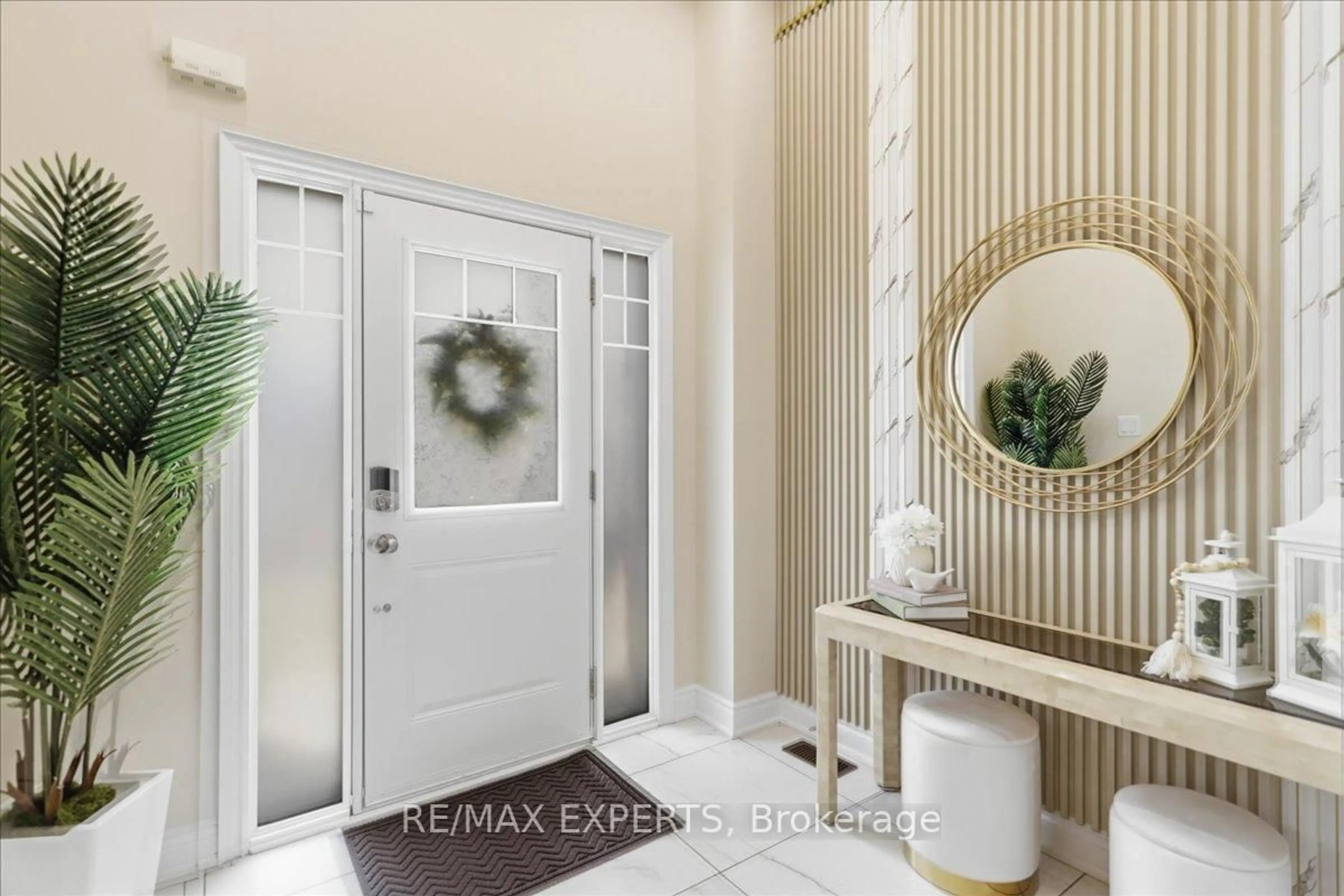 Indoor entryway for 68 Lorne Thomas Pl, New Tecumseth Ontario L9R 0V8