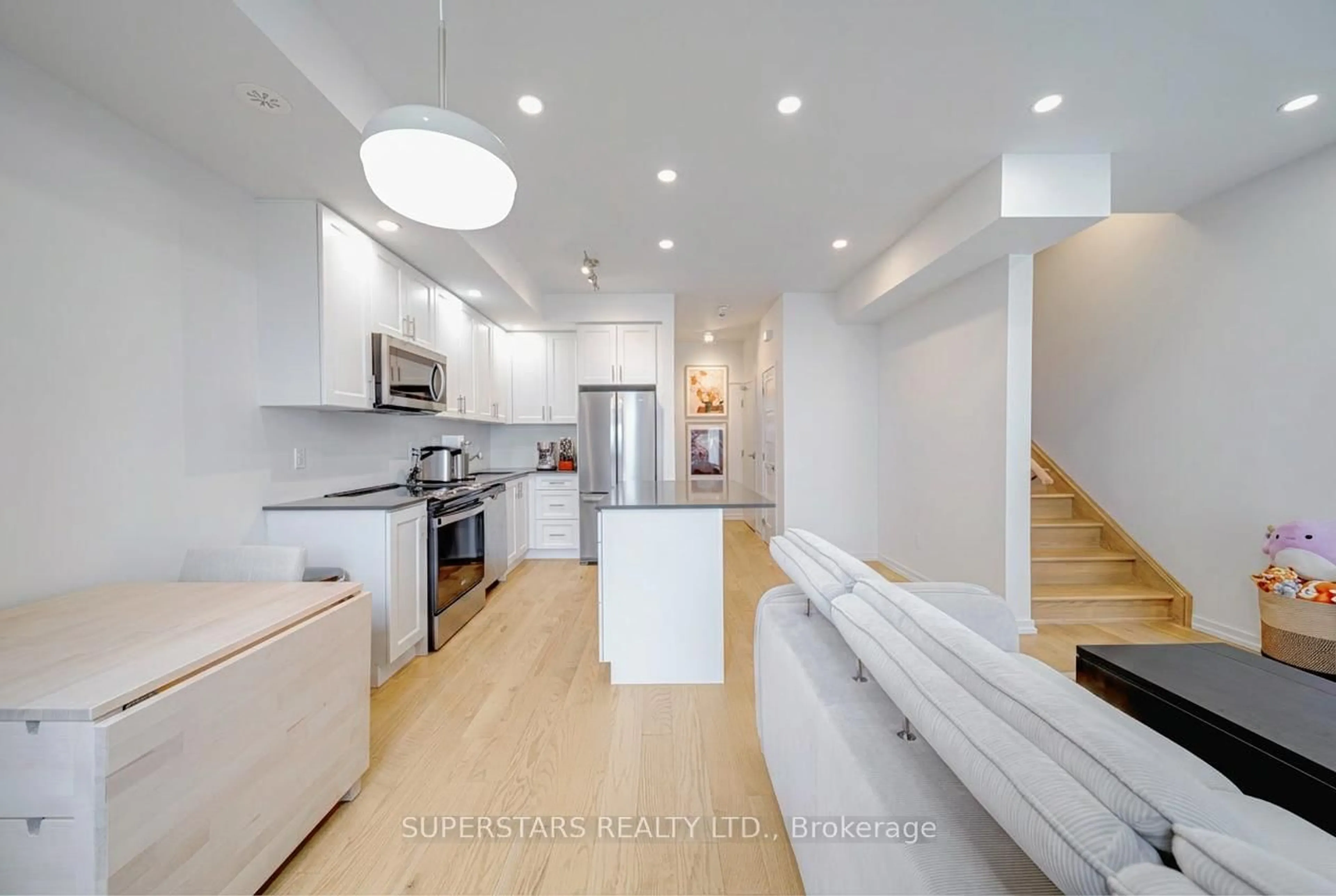 Open concept kitchen, unknown for 18 Lytham Green Circ #12, Newmarket Ontario L3Y 0H4