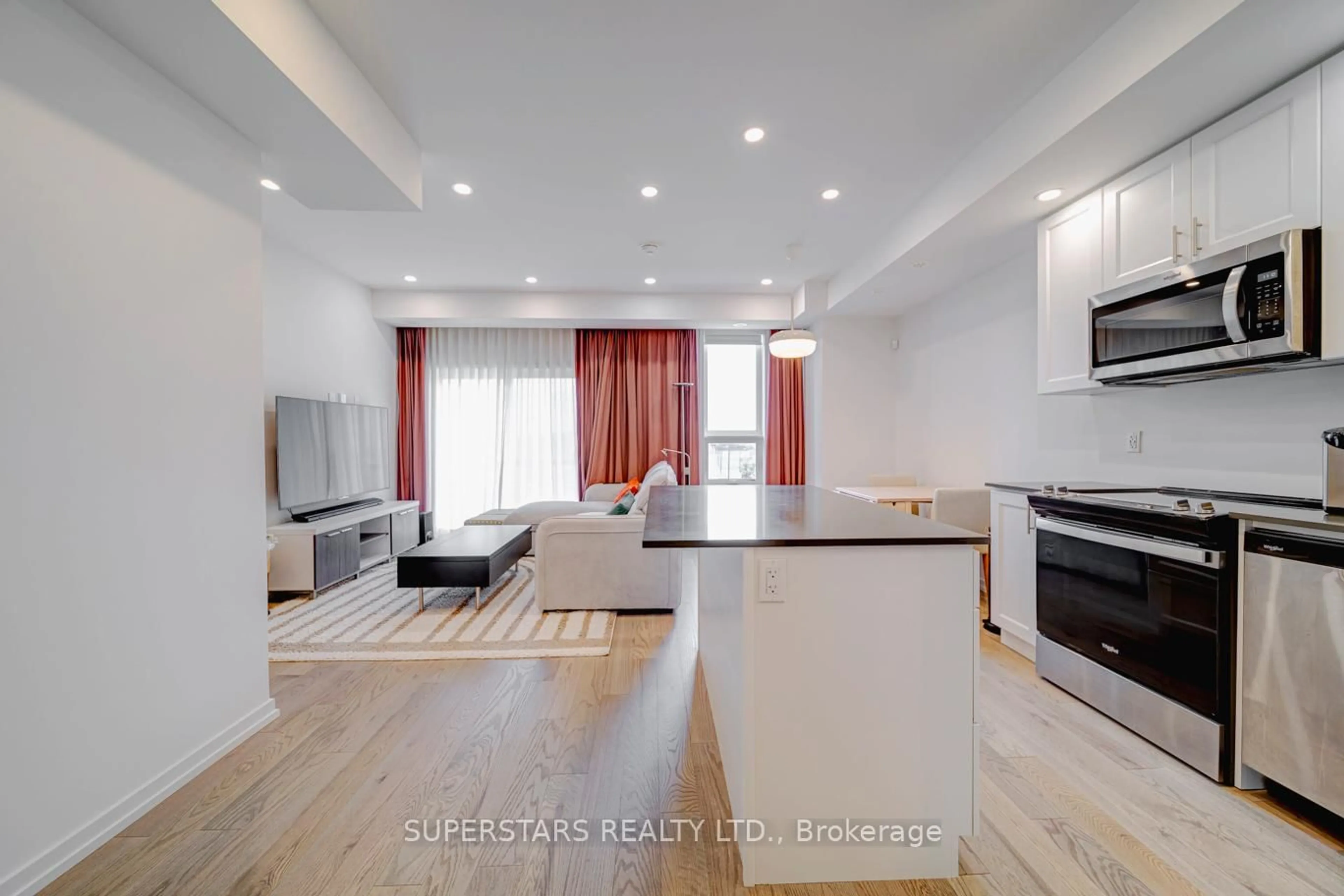 Open concept kitchen, wood/laminate floor for 18 Lytham Green Circ #12, Newmarket Ontario L3Y 0H4