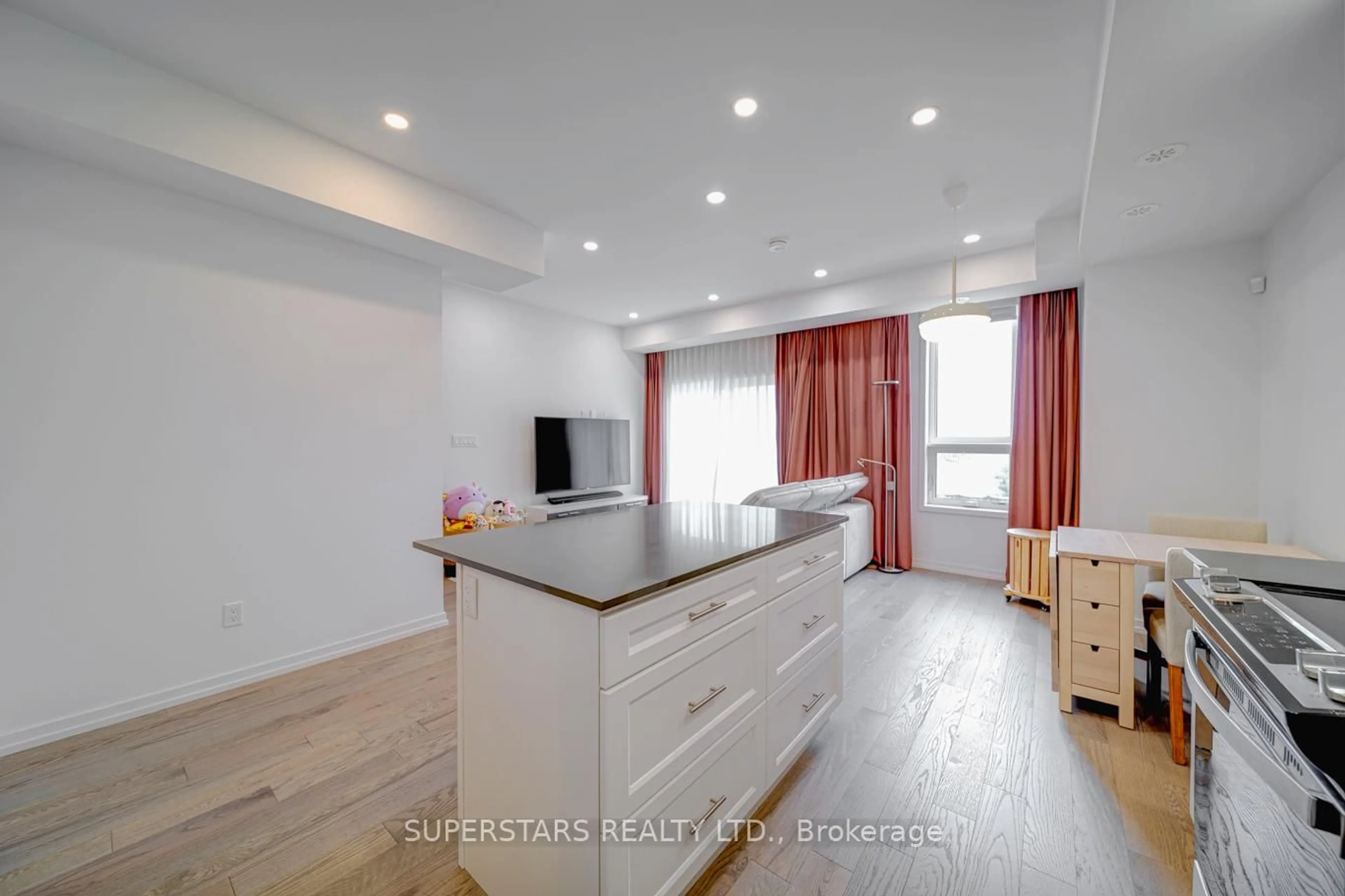 Open concept kitchen, wood/laminate floor for 18 Lytham Green Circ #12, Newmarket Ontario L3Y 0H4