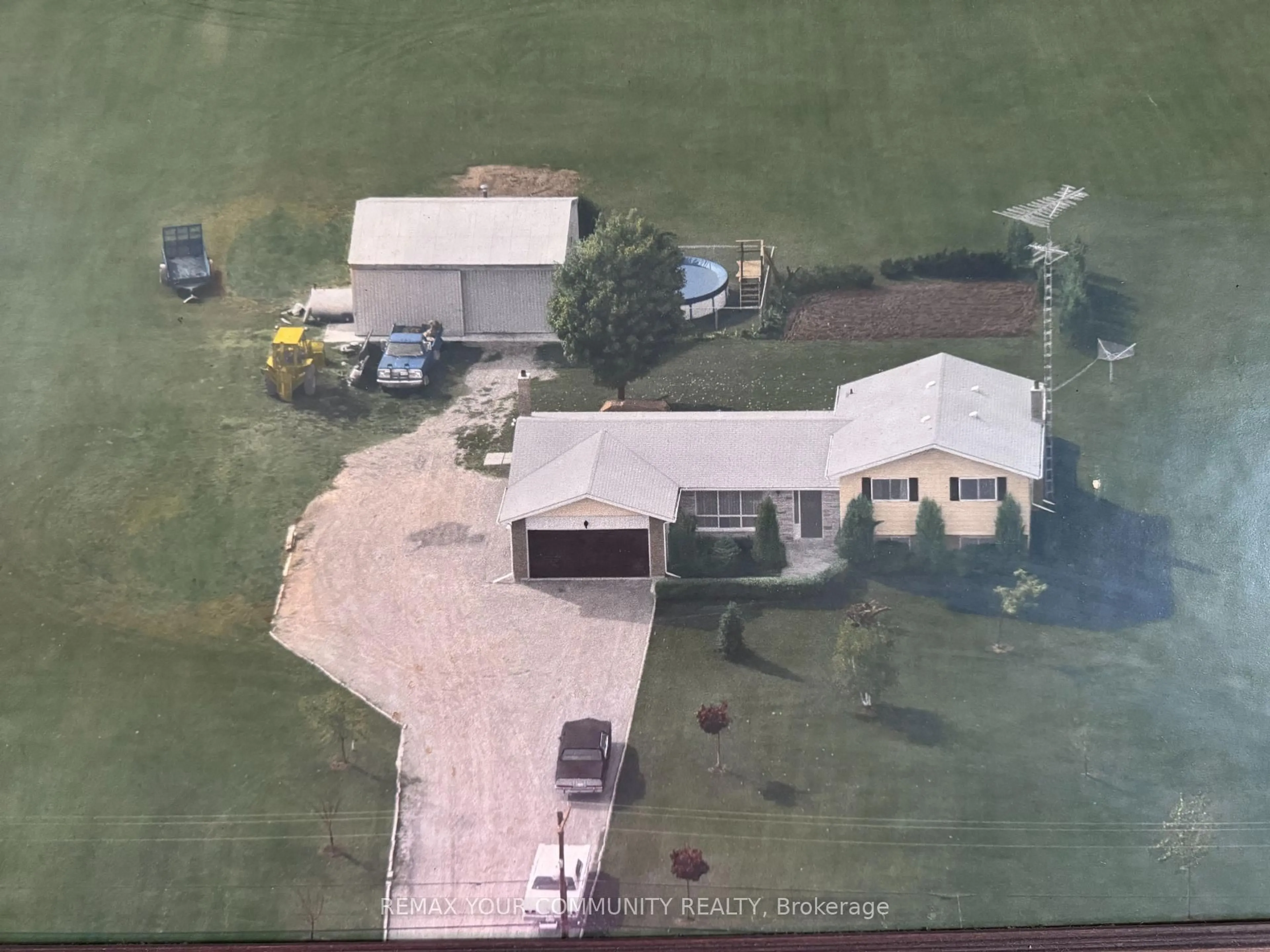 A pic from outside/outdoor area/front of a property/back of a property/a pic from drone, street for 20378 Yonge St, East Gwillimbury Ontario L9N 1N9