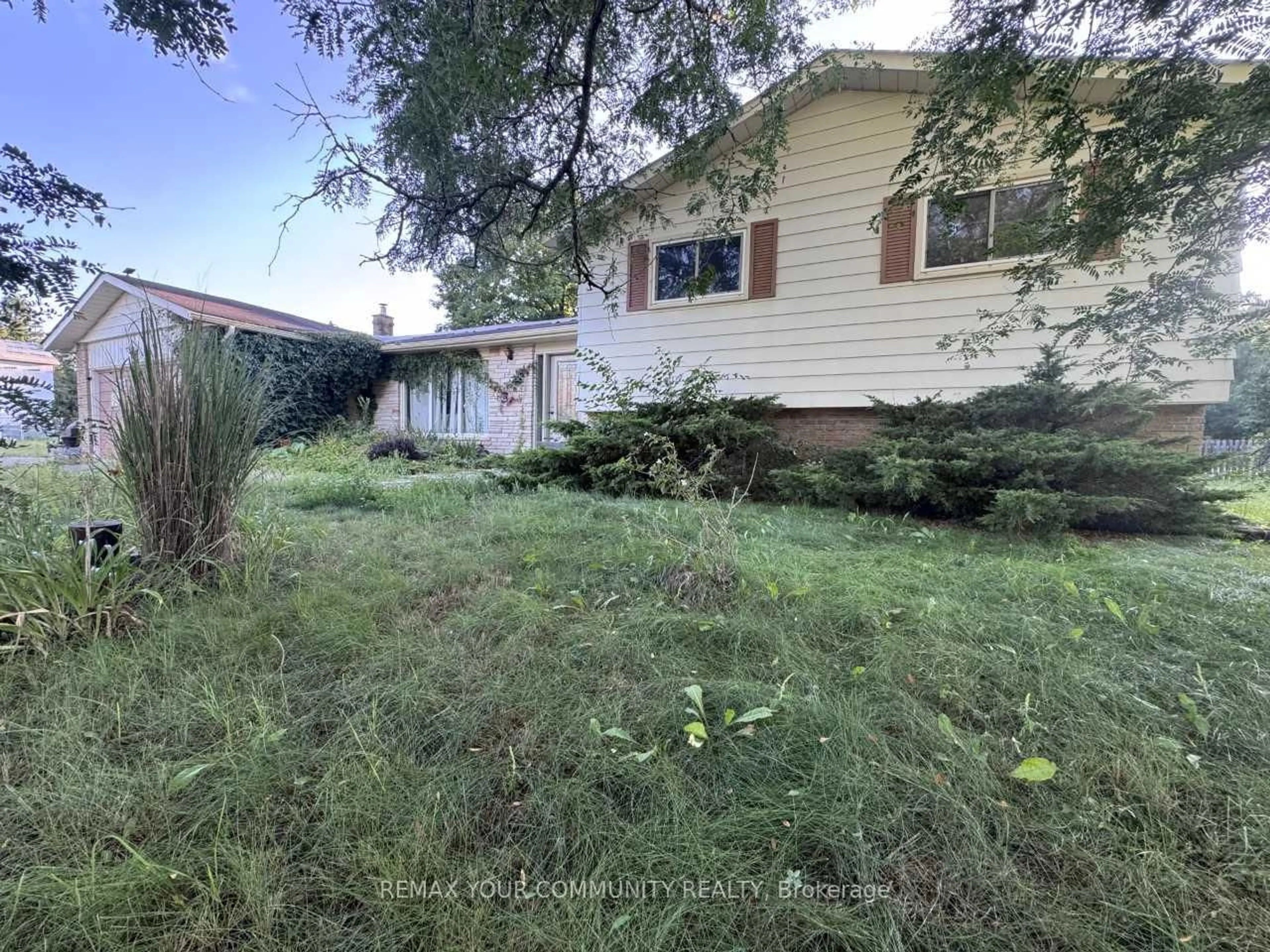 A pic from outside/outdoor area/front of a property/back of a property/a pic from drone, street for 20378 Yonge St, East Gwillimbury Ontario L9N 1N9