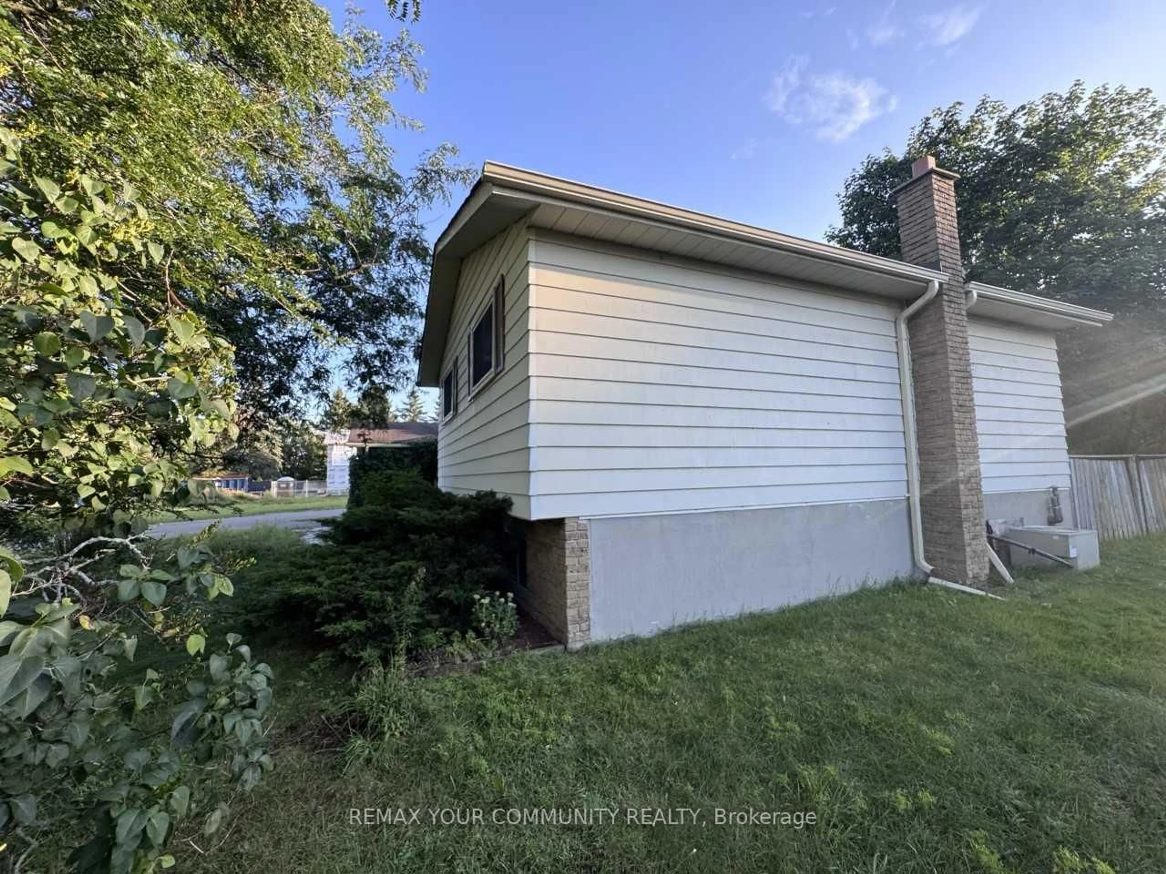 Home with vinyl exterior material, street for 20378 Yonge St, East Gwillimbury Ontario L9N 1N9