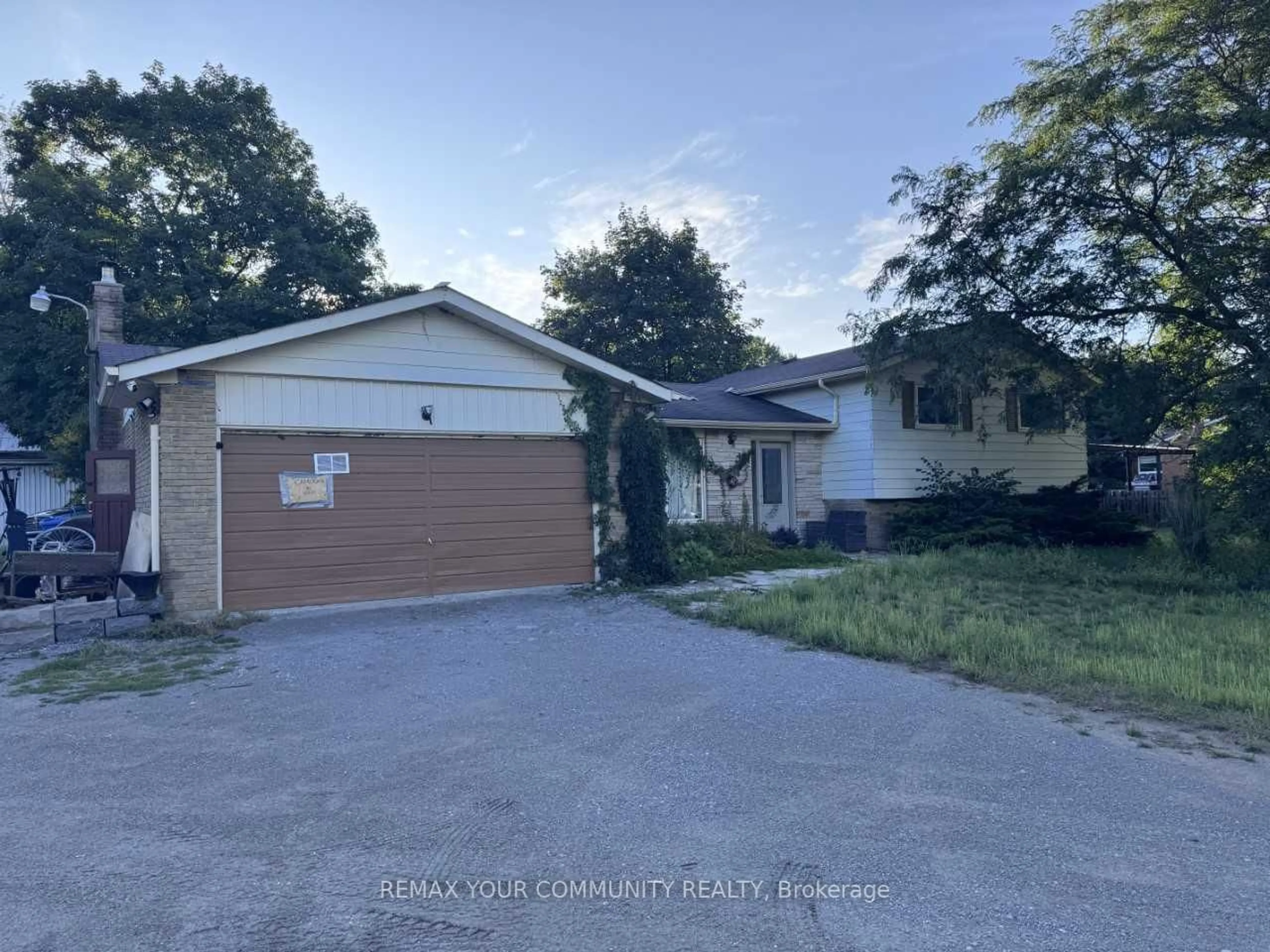 A pic from outside/outdoor area/front of a property/back of a property/a pic from drone, street for 20378 Yonge St, East Gwillimbury Ontario L9N 1N9