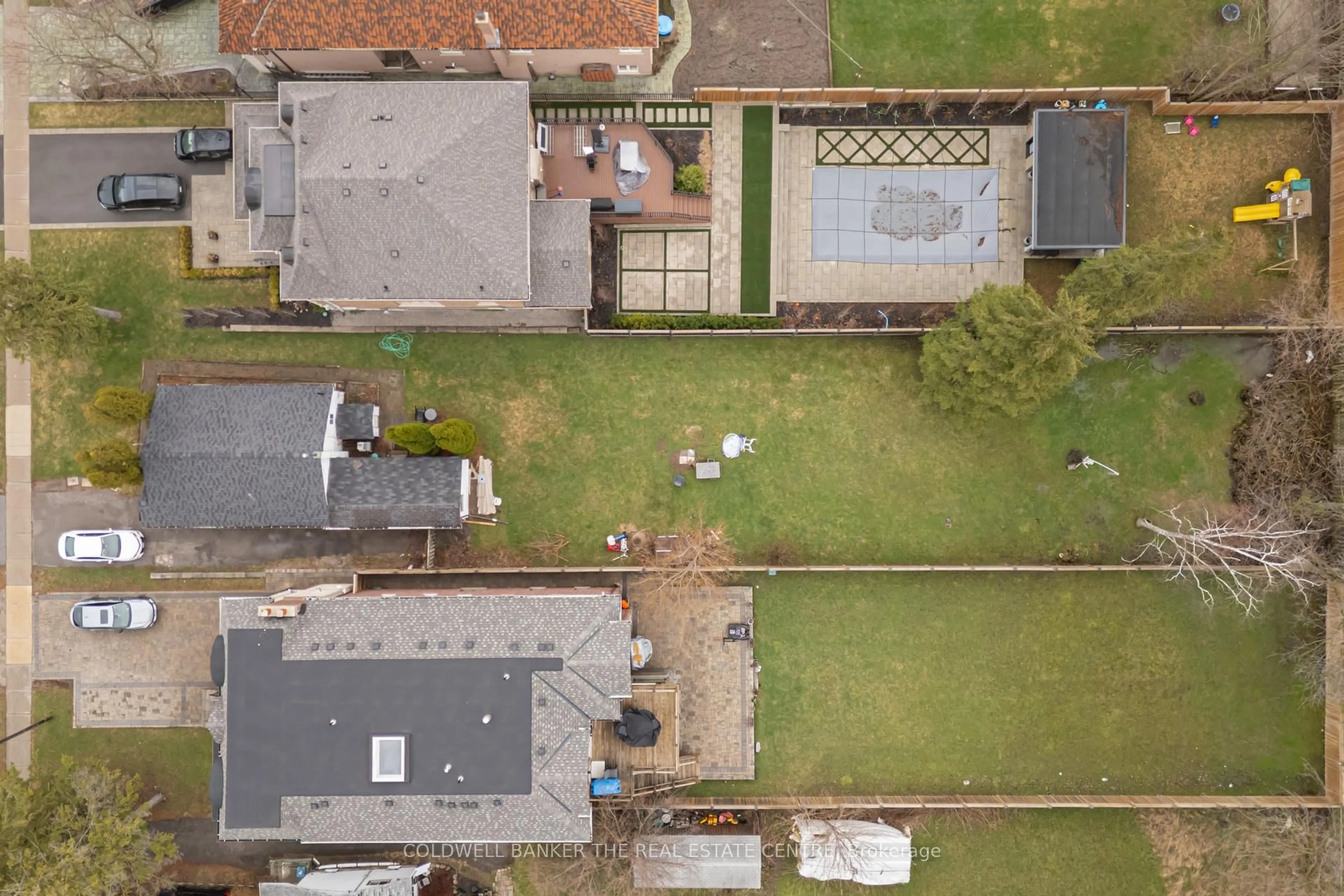 A pic from outside/outdoor area/front of a property/back of a property/a pic from drone, street for 99 Spruce Ave, Richmond Hill Ontario L4C 6V9