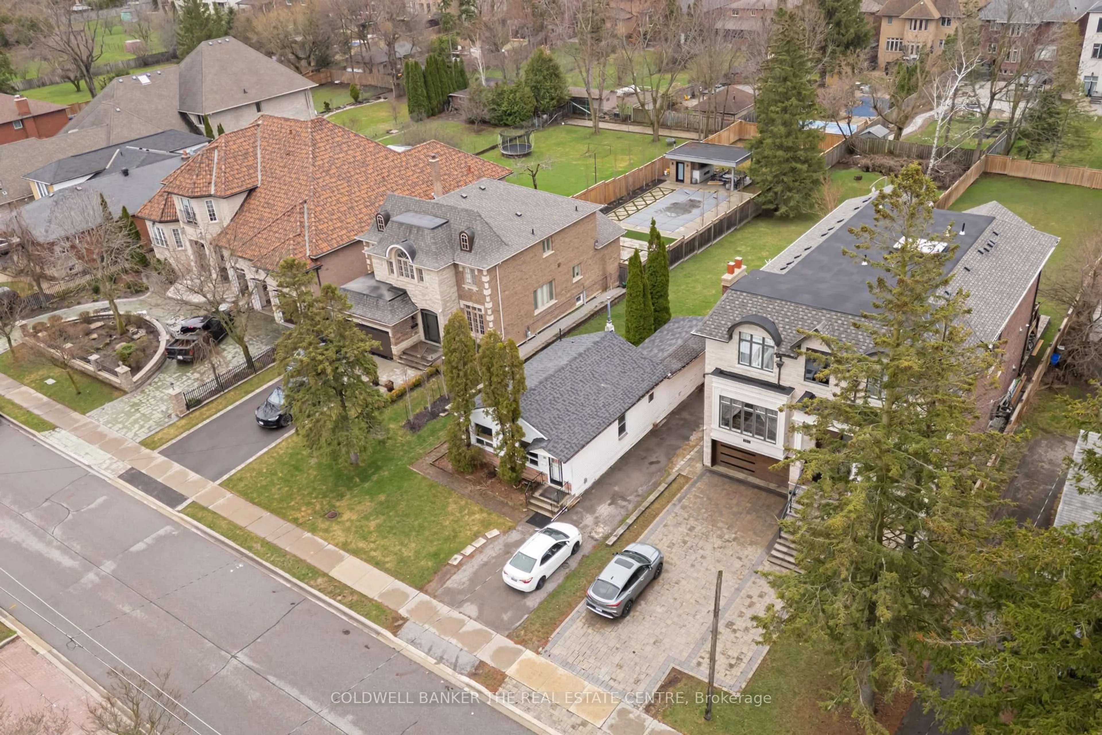 A pic from outside/outdoor area/front of a property/back of a property/a pic from drone, street for 99 Spruce Ave, Richmond Hill Ontario L4C 6V9