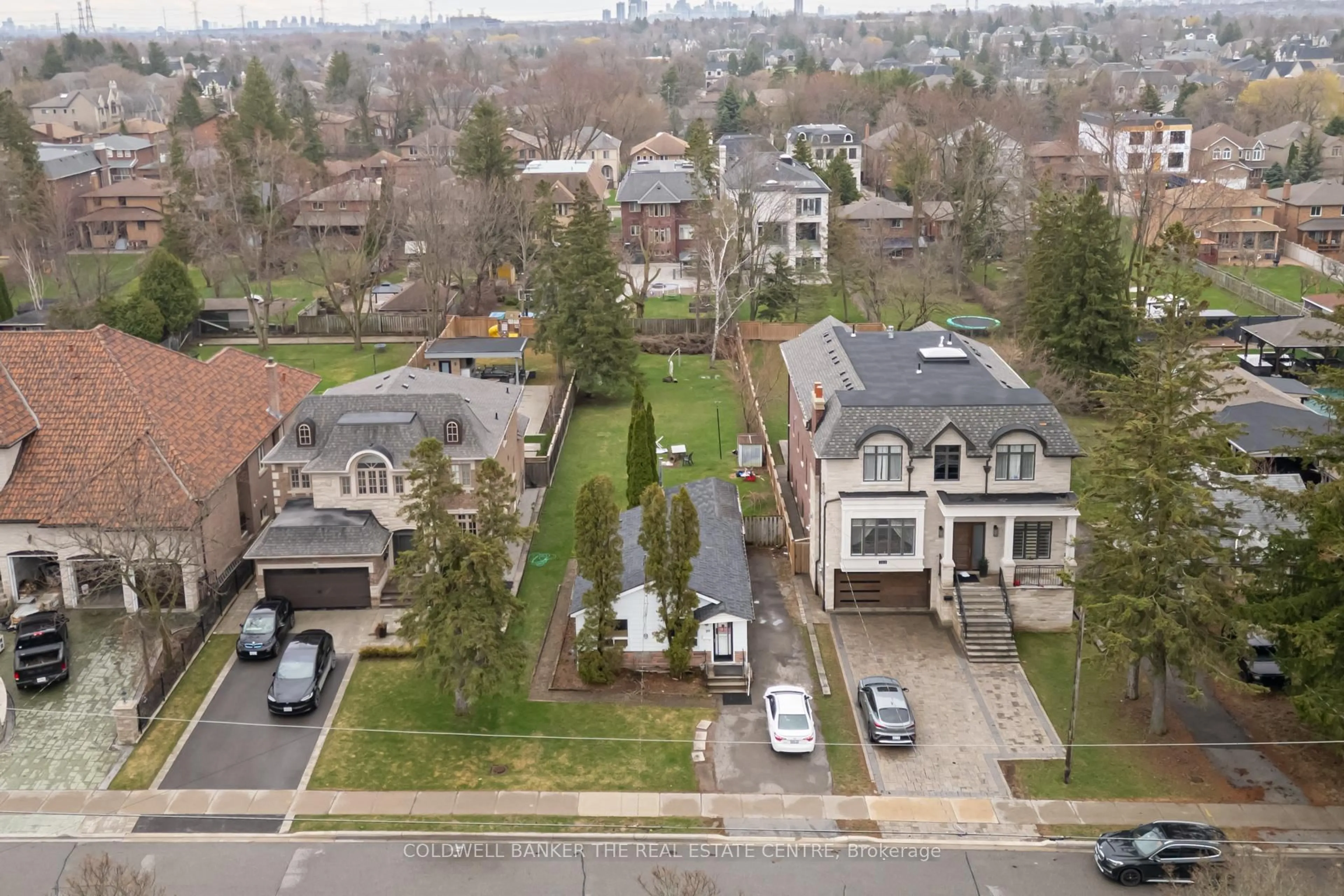 A pic from outside/outdoor area/front of a property/back of a property/a pic from drone, street for 99 Spruce Ave, Richmond Hill Ontario L4C 6V9
