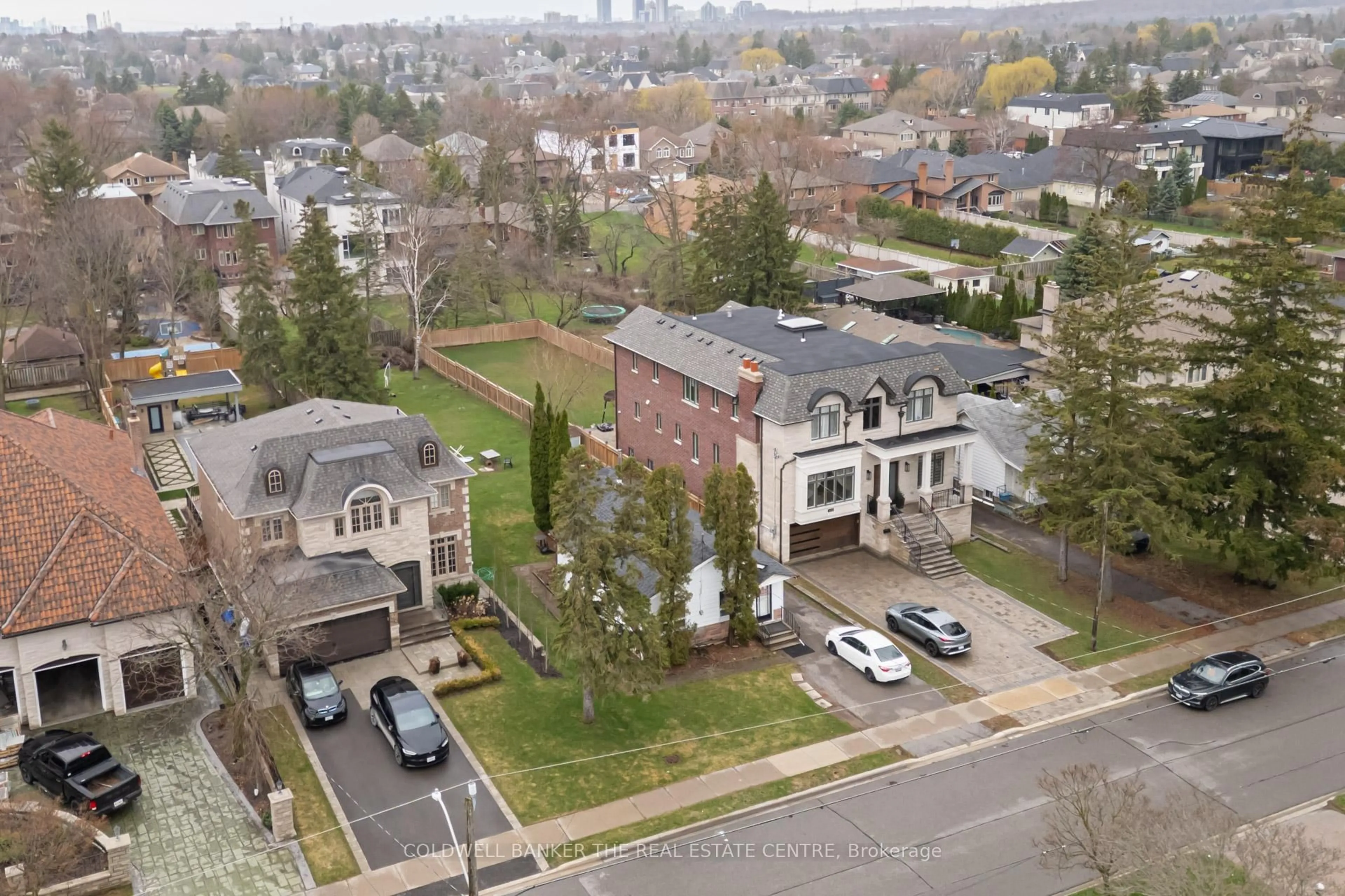 A pic from outside/outdoor area/front of a property/back of a property/a pic from drone, street for 99 Spruce Ave, Richmond Hill Ontario L4C 6V9