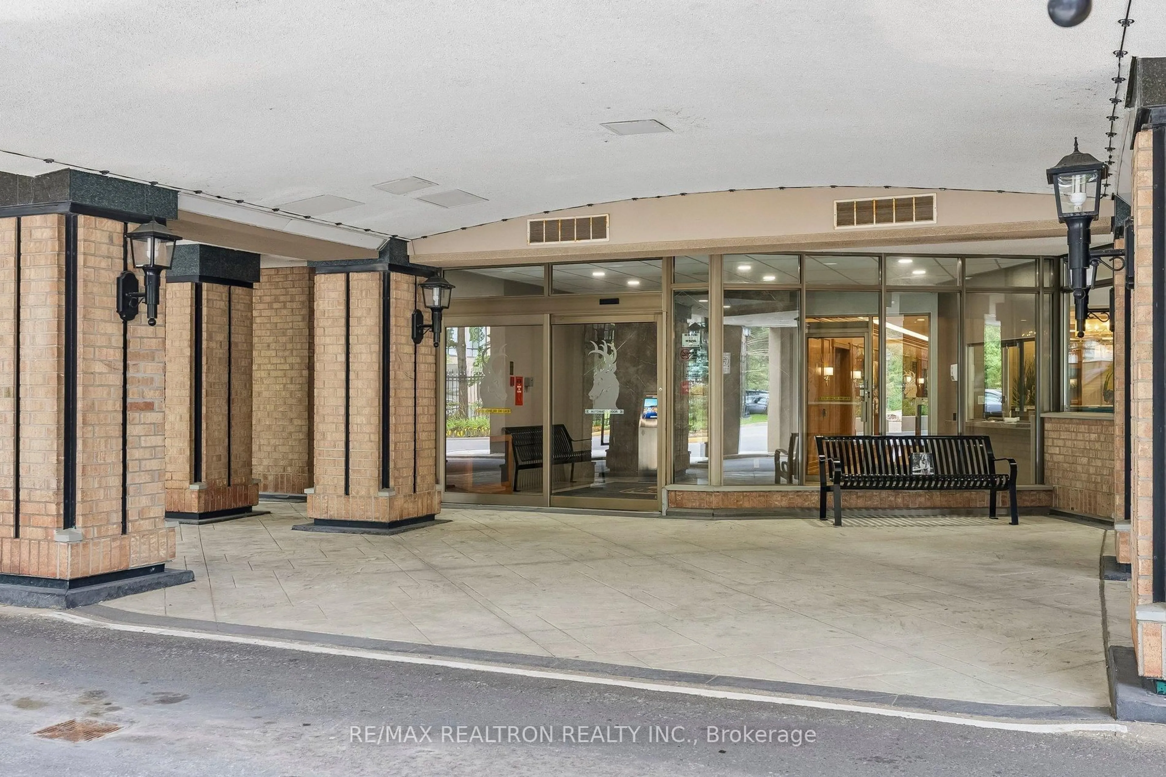 Indoor foyer for 610 Bullock Dr #1215, Markham Ontario L3R 0G1