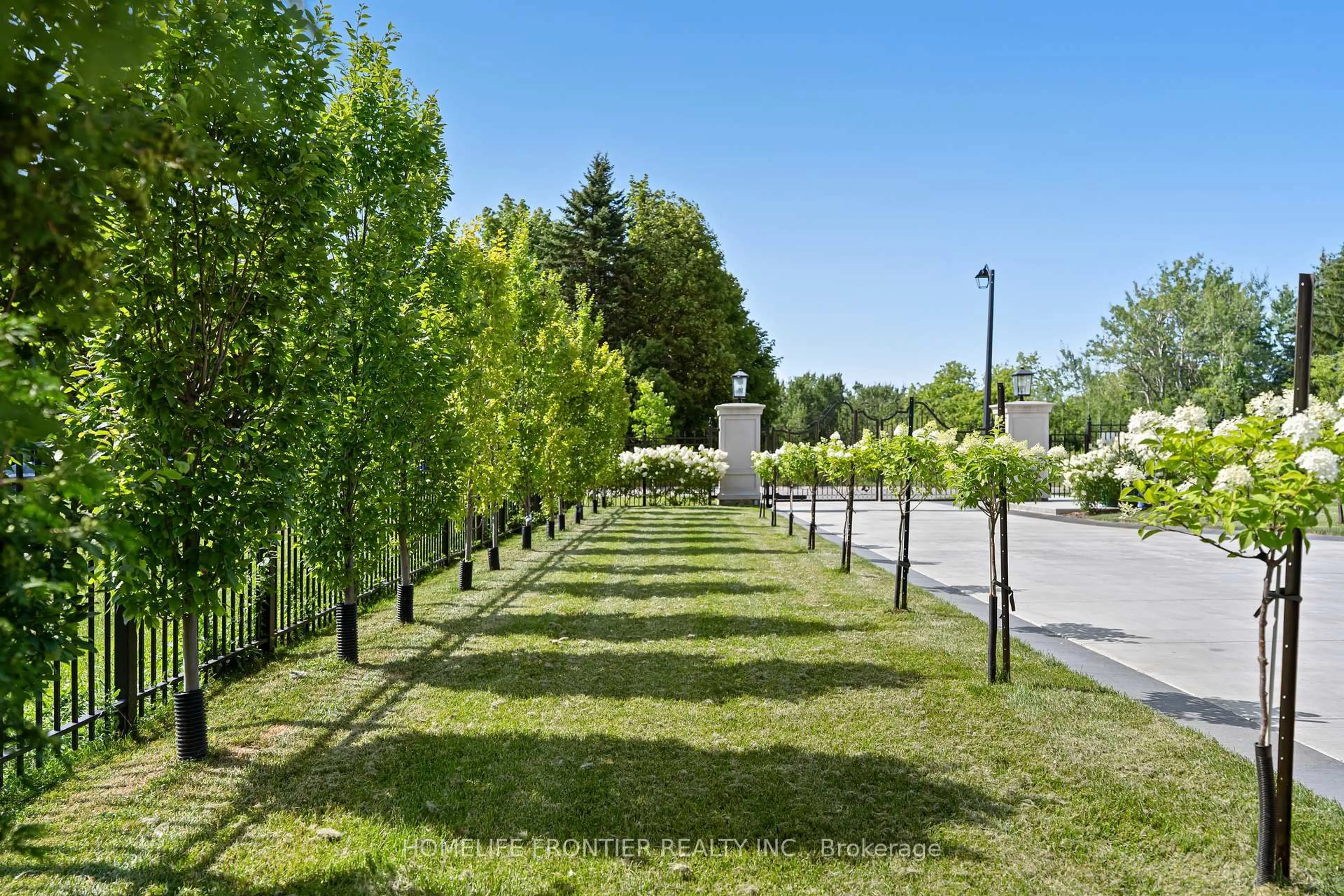 Patio, forest/trees view for 731 Woodland Acres Cres, Vaughan Ontario L6A 1G2