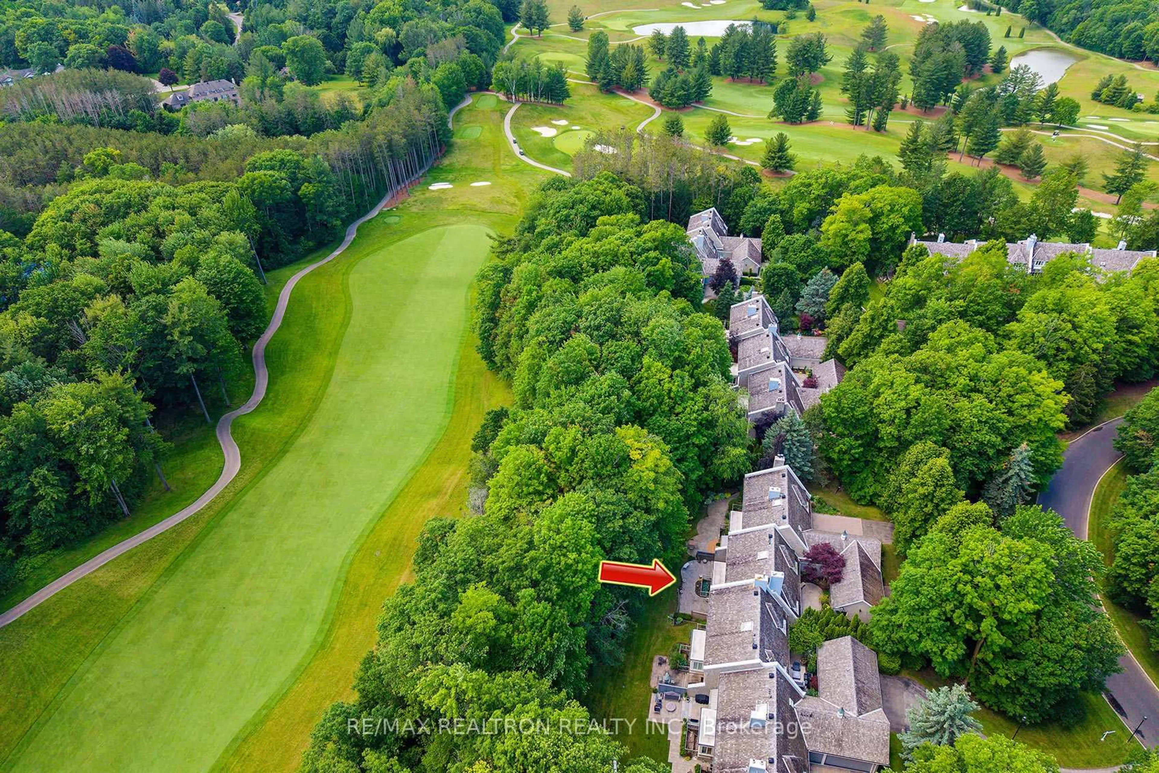 A pic from outside/outdoor area/front of a property/back of a property/a pic from drone, unknown for 462 Beacon Hall Dr, Aurora Ontario L4G 0L3