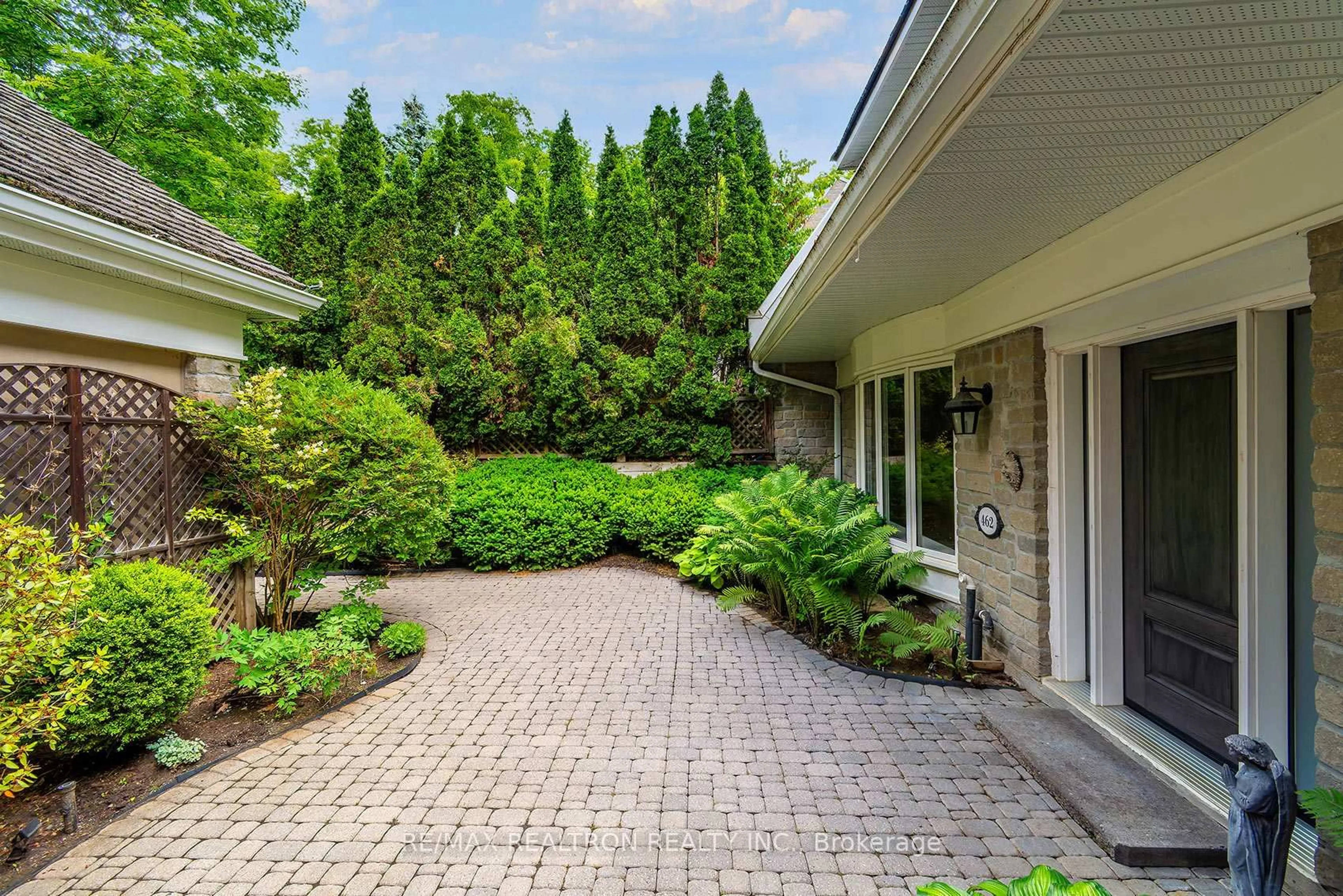 Patio, street for 462 Beacon Hall Dr, Aurora Ontario L4G 0L3