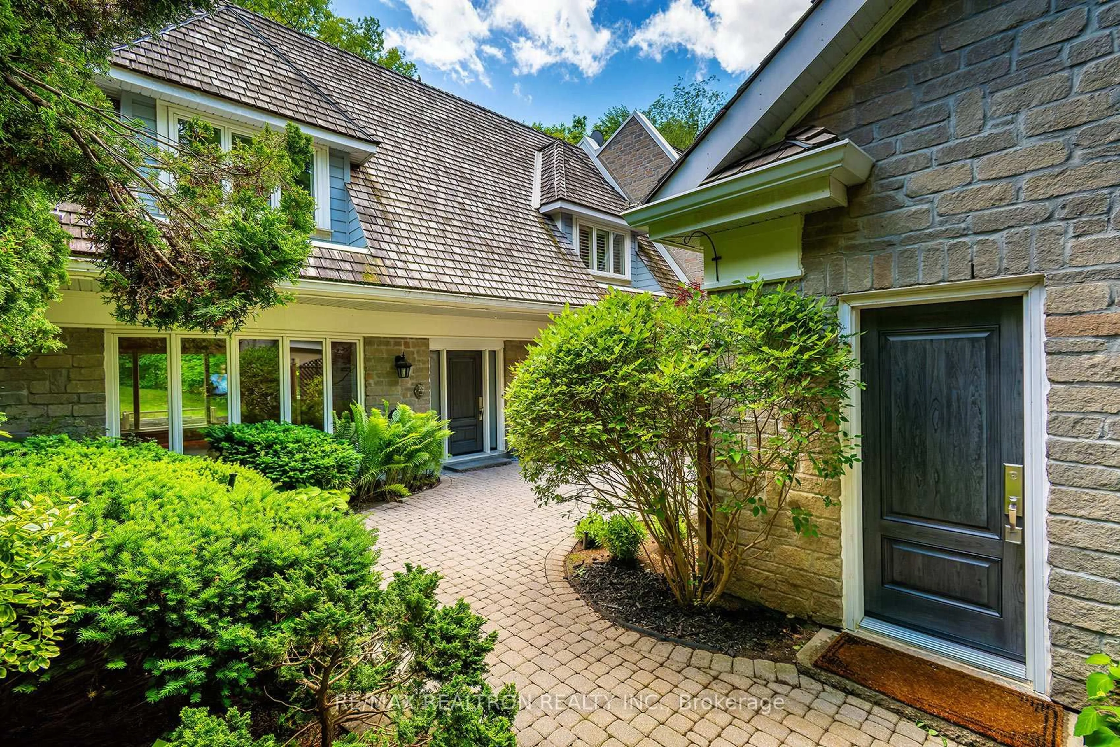 Home with brick exterior material, street for 462 Beacon Hall Dr, Aurora Ontario L4G 0L3