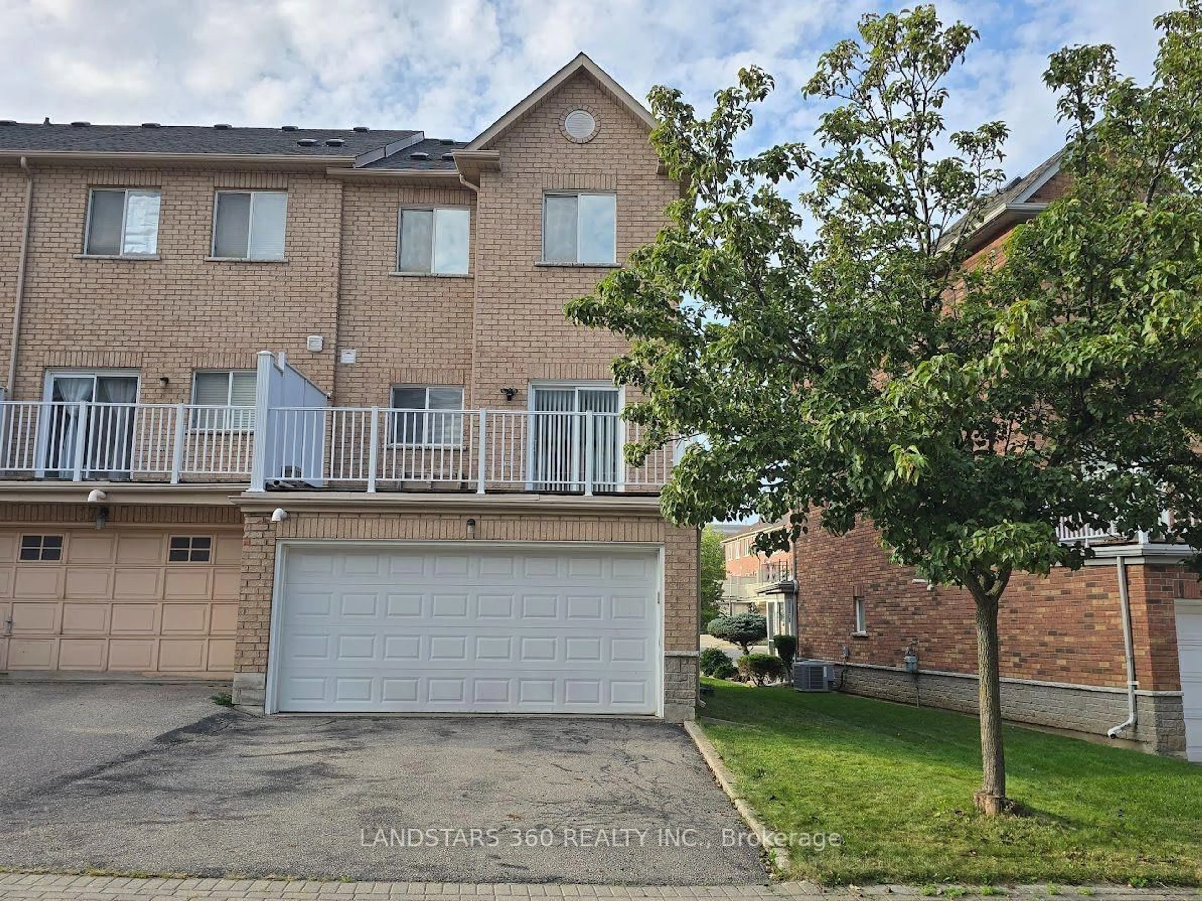 A pic from outside/outdoor area/front of a property/back of a property/a pic from drone, street for 19 Azalea Gate Way, Markham Ontario L3T 7T9
