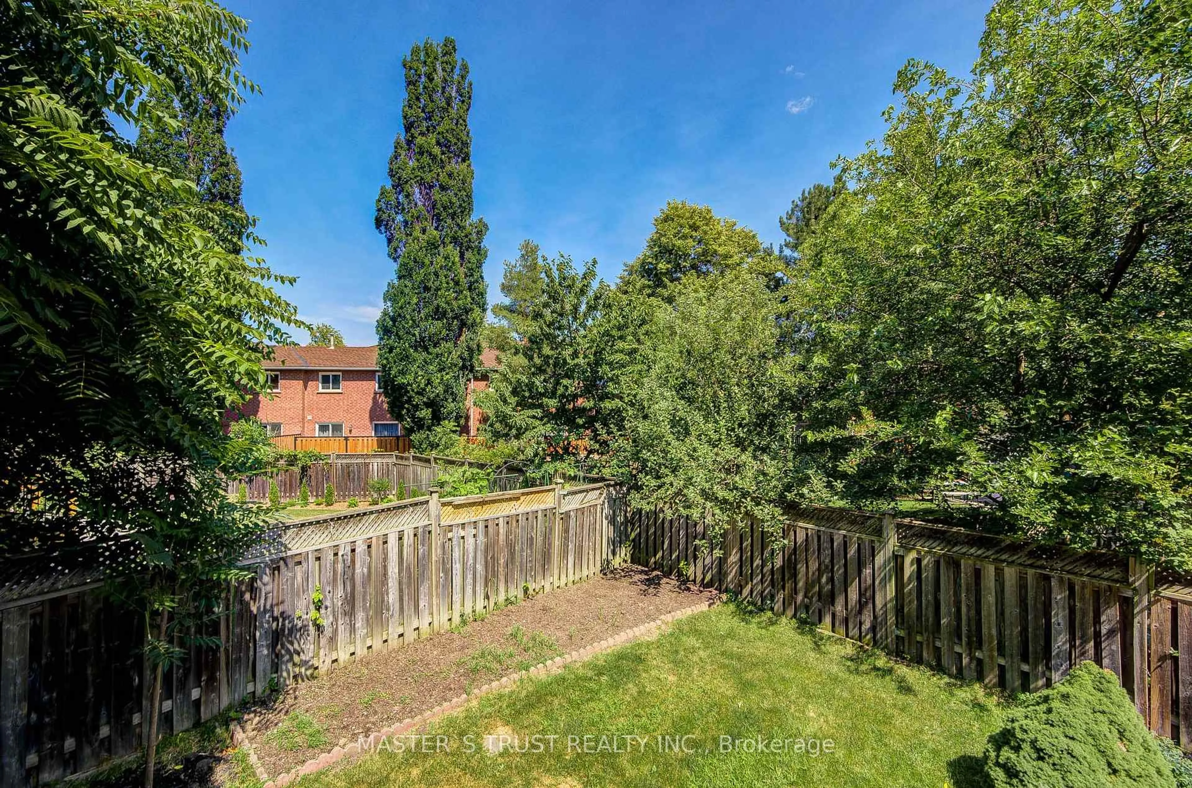 A pic from outside/outdoor area/front of a property/back of a property/a pic from drone, forest/trees view for 33 Levellands Cres, Richmond Hill Ontario L4B 0A5