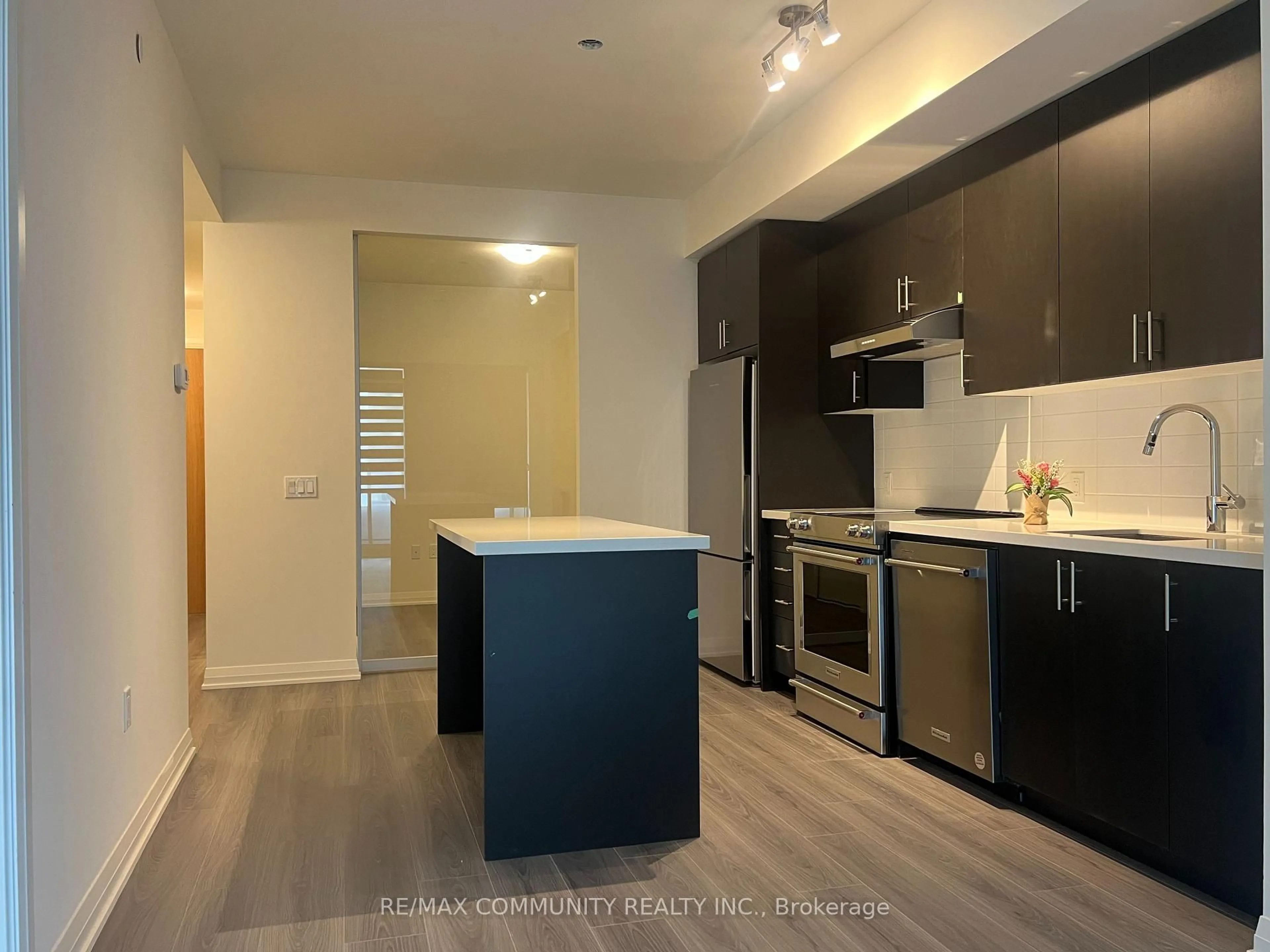 Unknown for 8960 Jane St #302, Vaughan Ontario L4K 0N9