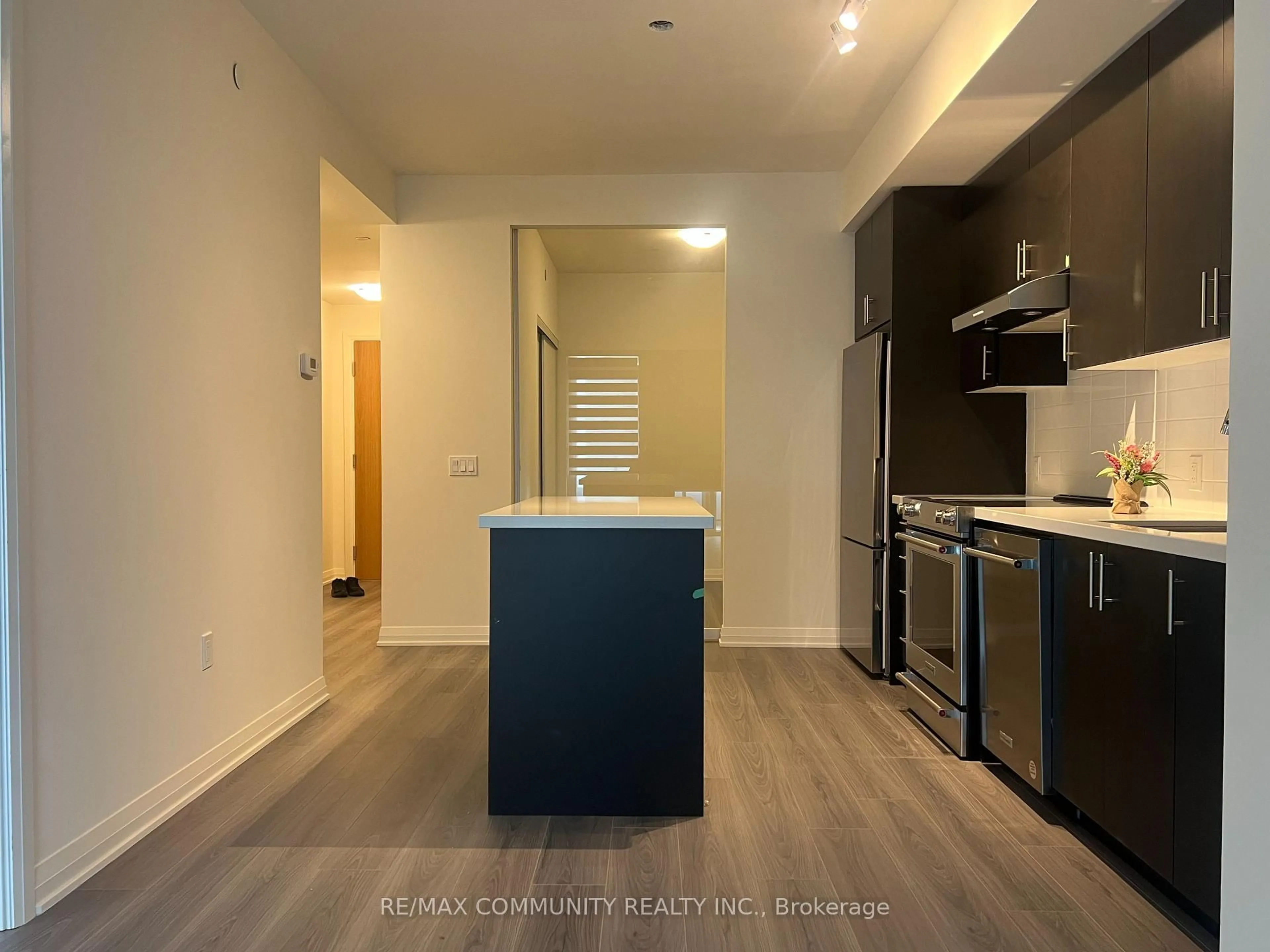 Standard kitchen, wood/laminate floor for 8960 Jane St #302, Vaughan Ontario L4K 0N9