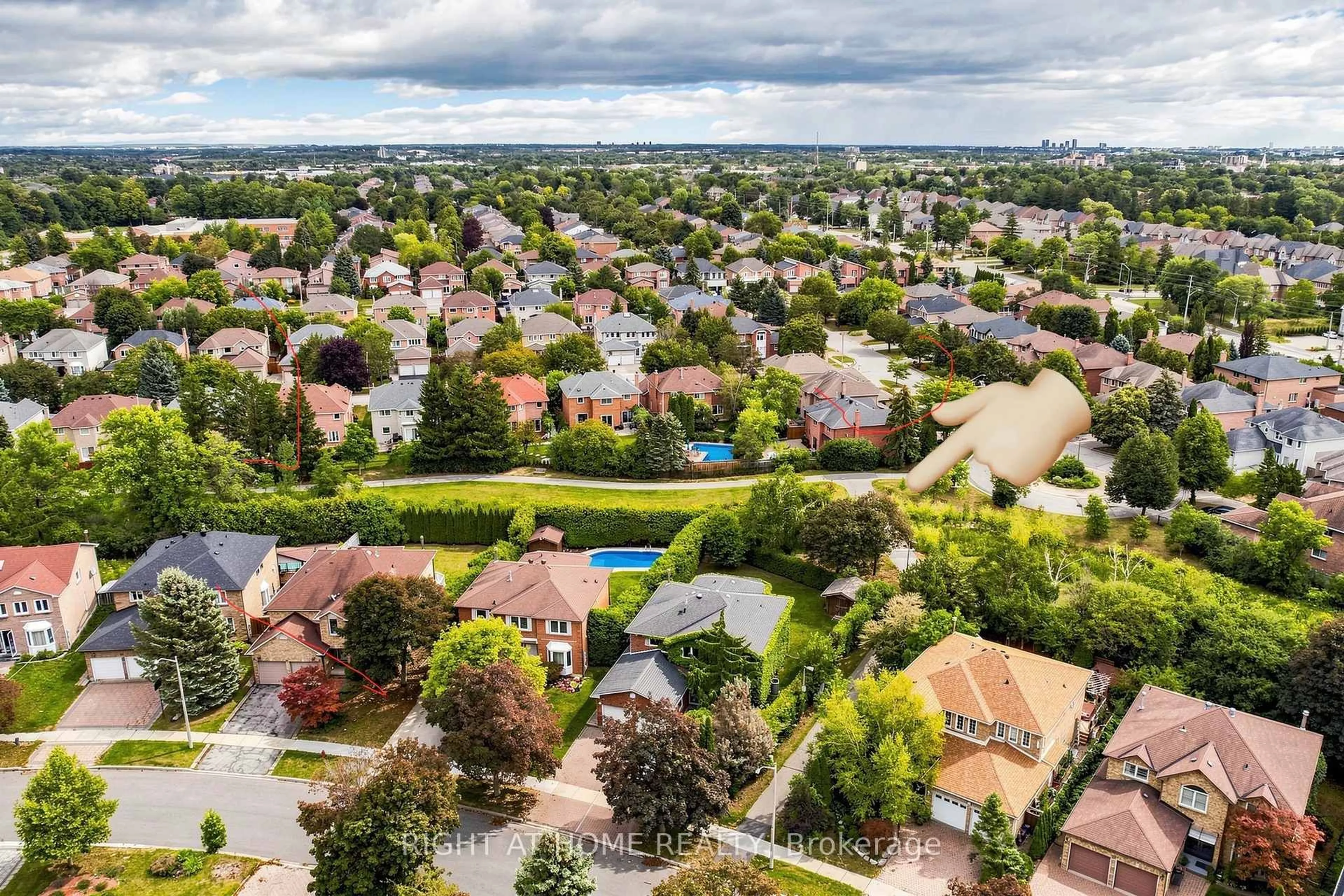 A pic from outside/outdoor area/front of a property/back of a property/a pic from drone, unknown for 43 Topham Cres, Richmond Hill Ontario L4C 9H1