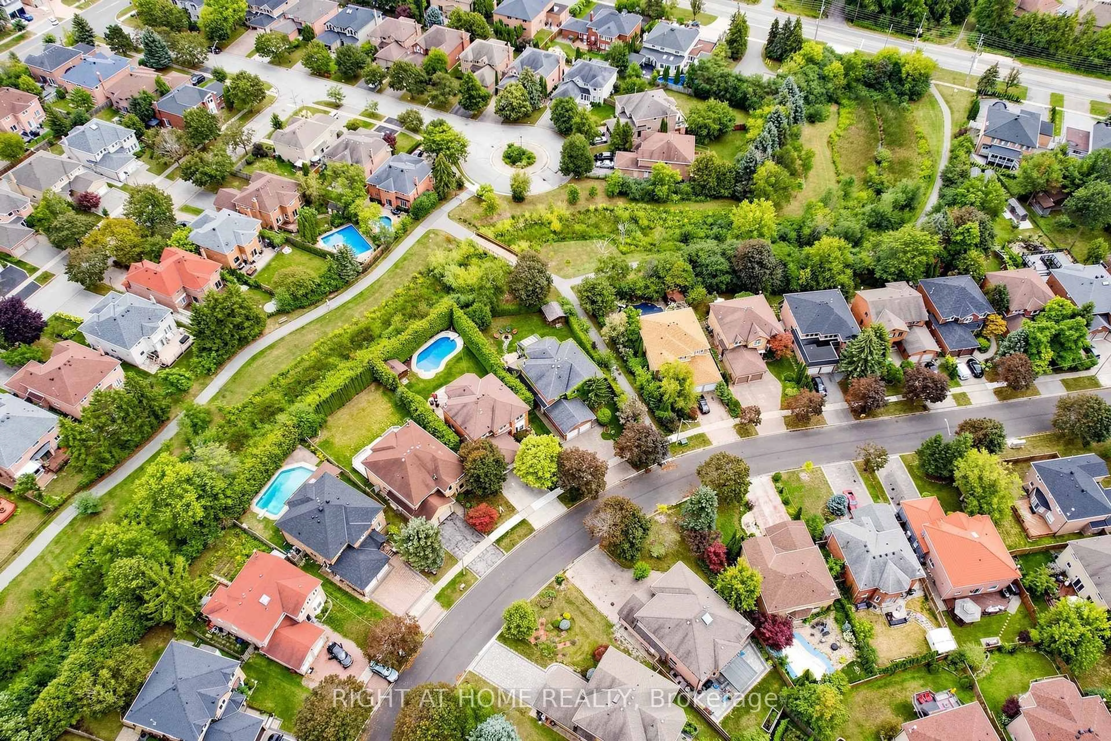 A pic from outside/outdoor area/front of a property/back of a property/a pic from drone, street for 43 Topham Cres, Richmond Hill Ontario L4C 9H1
