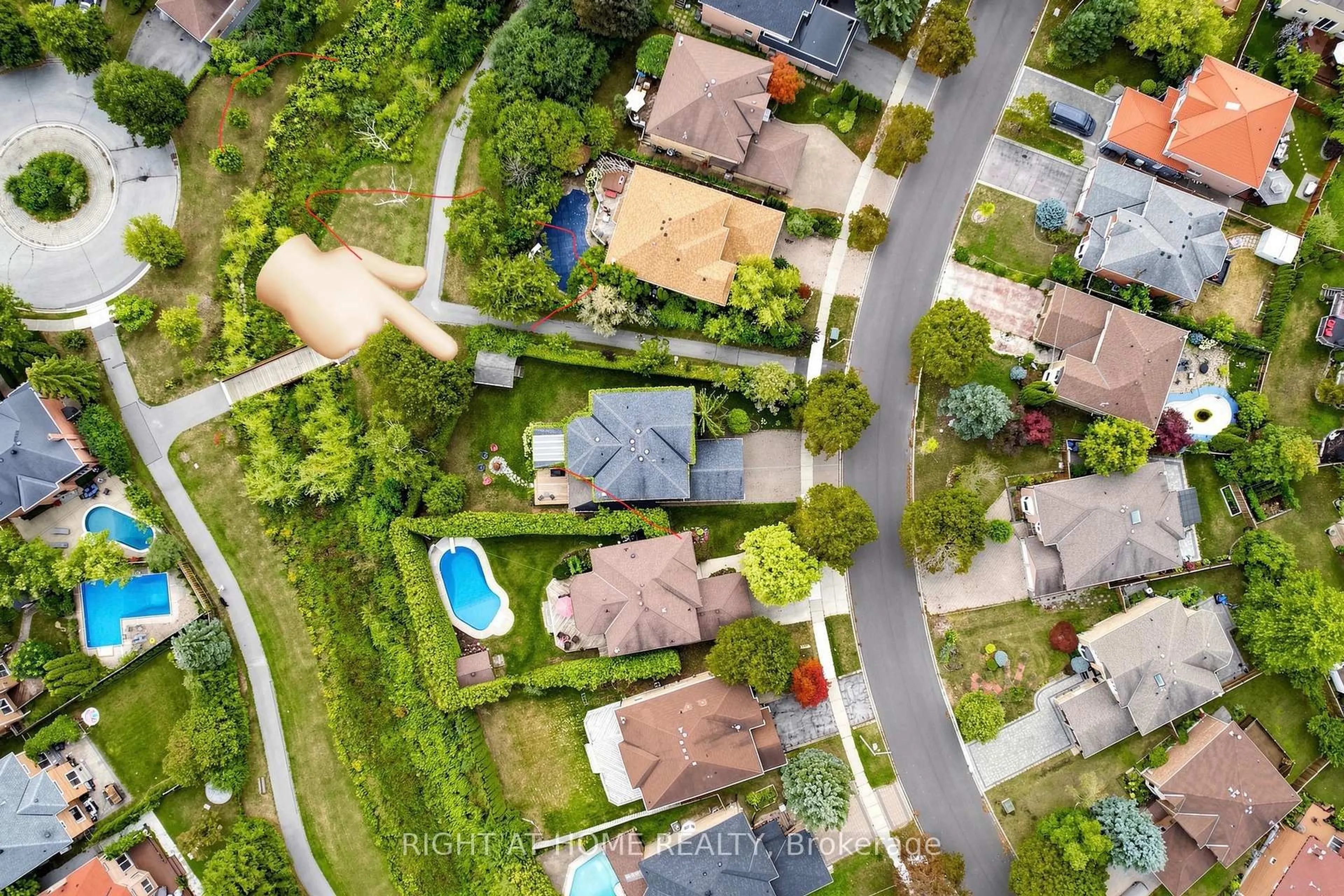 A pic from outside/outdoor area/front of a property/back of a property/a pic from drone, street for 43 Topham Cres, Richmond Hill Ontario L4C 9H1