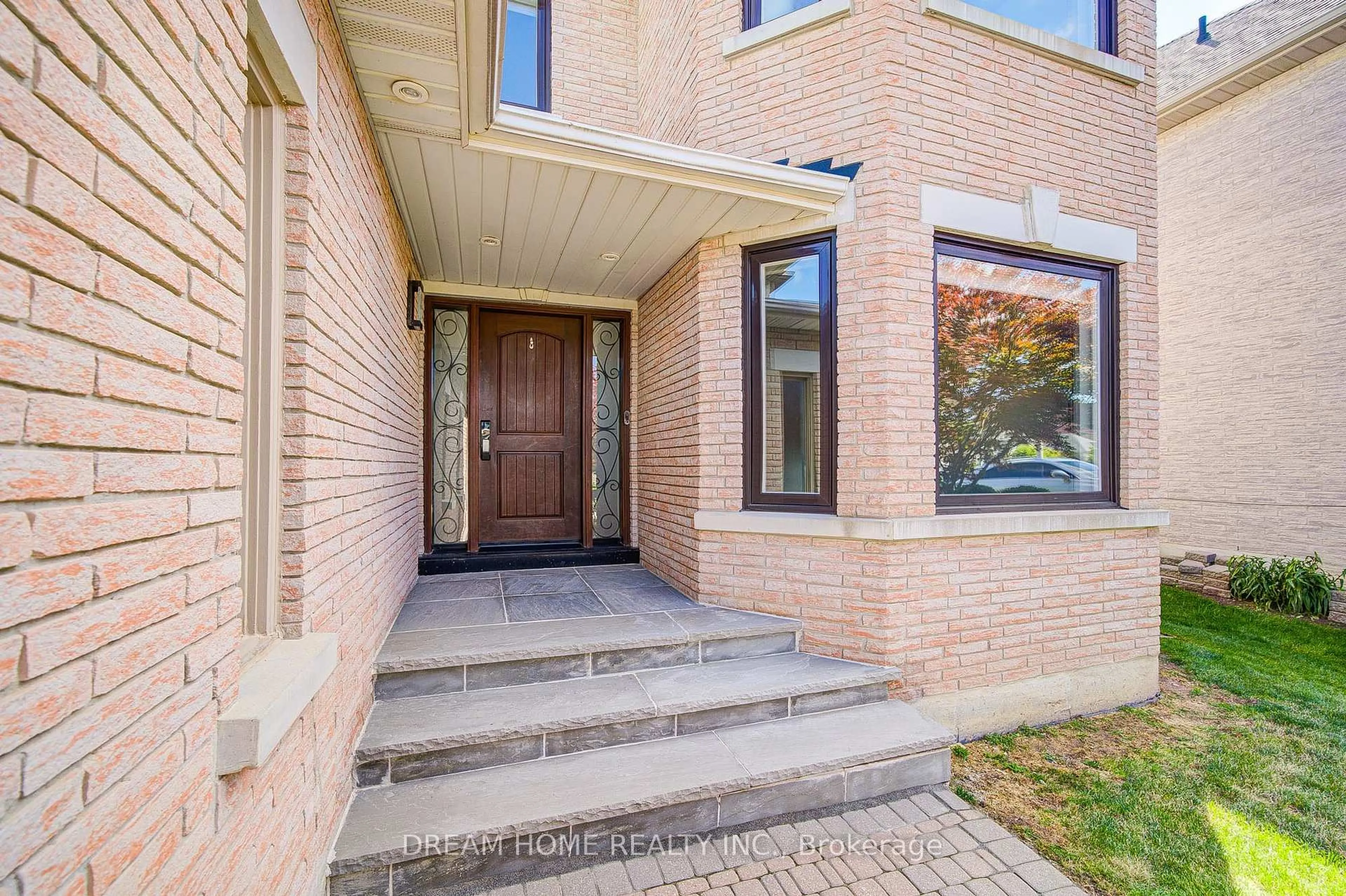Home with brick exterior material, street for 5 Silk Crt, Richmond Hill Ontario L4B 4A4