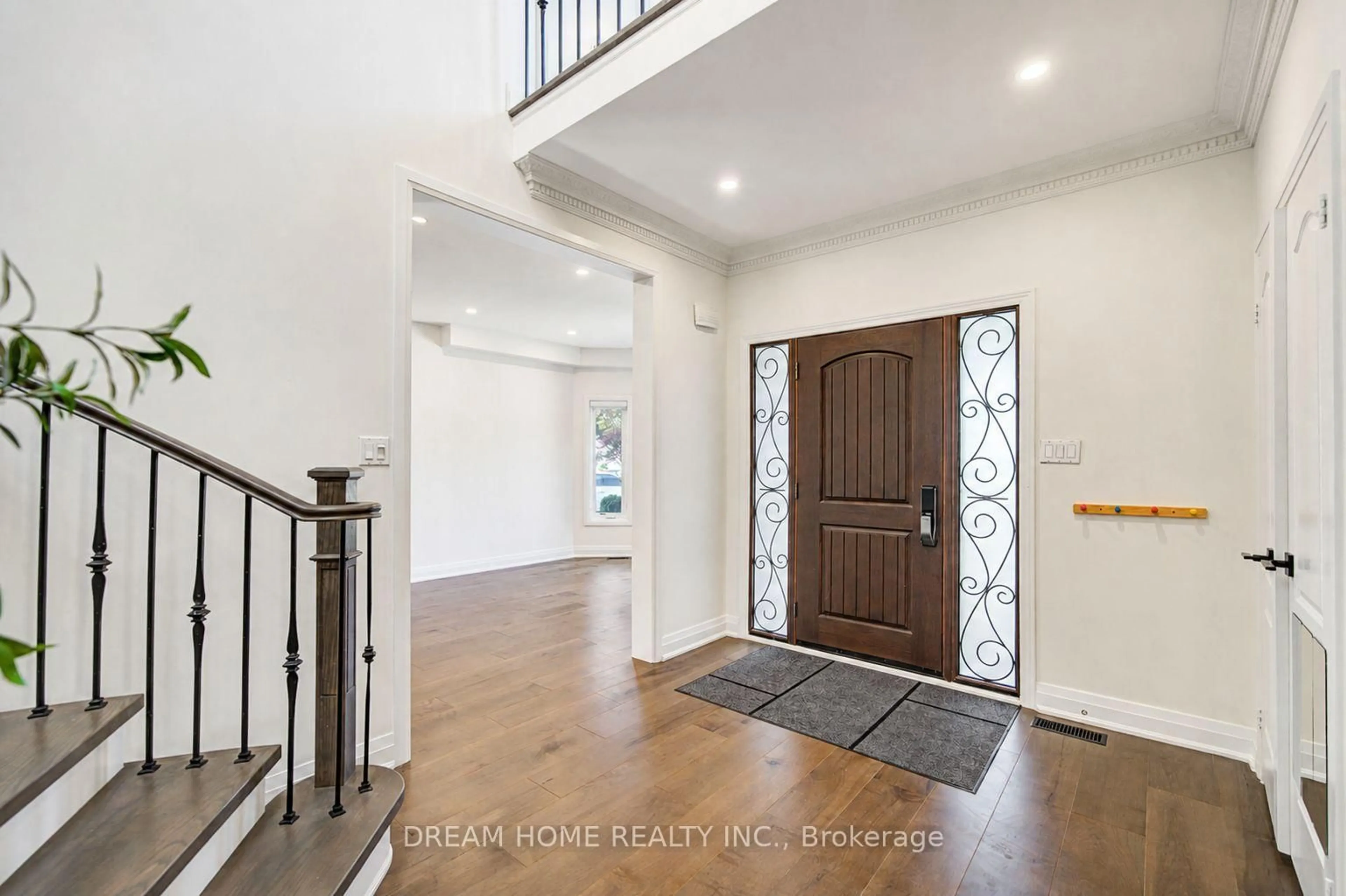 Indoor entryway for 5 Silk Crt, Richmond Hill Ontario L4B 4A4