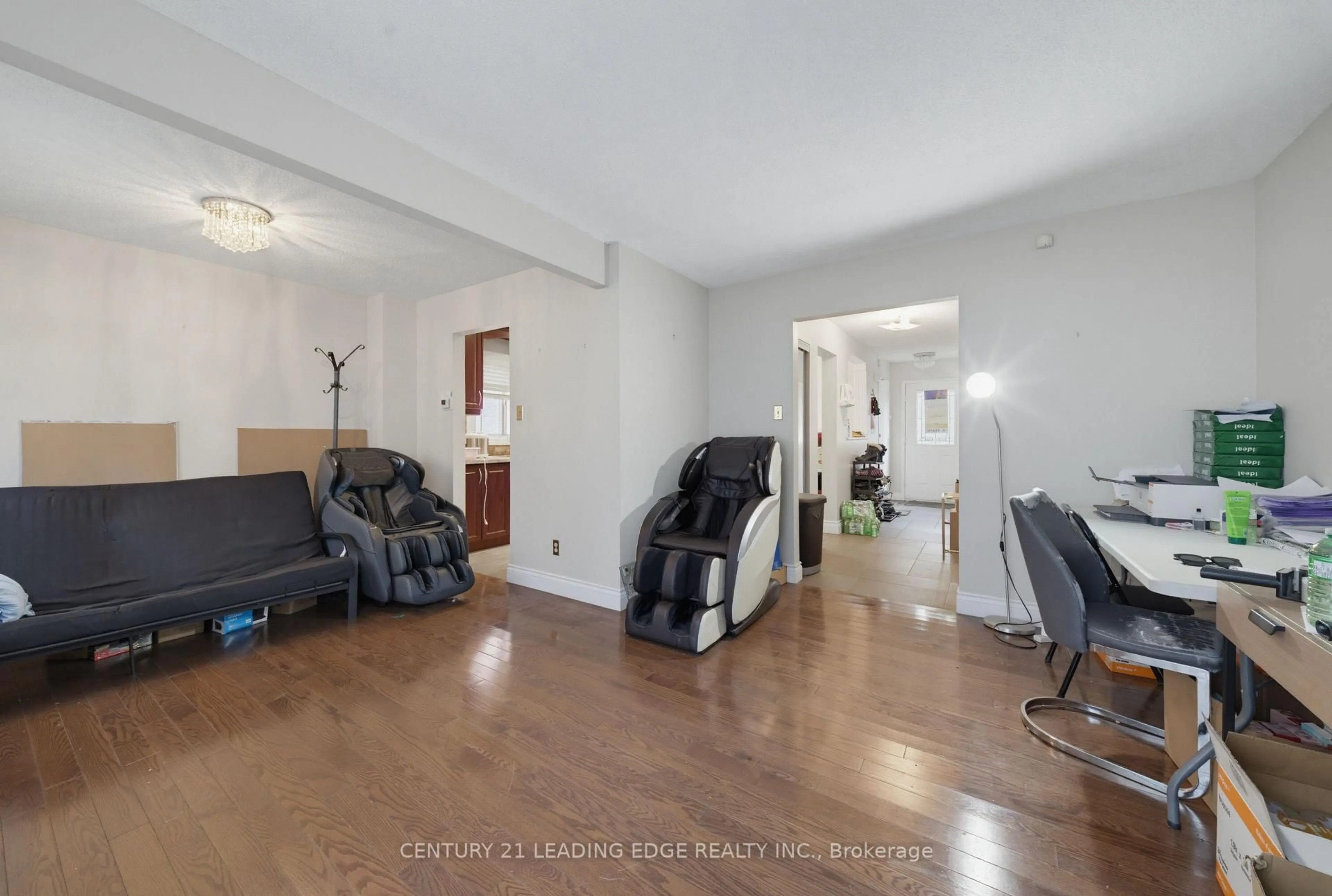 Living room with furniture, floor is not visible for 56 Sunshine Dr, Richmond Hill Ontario L4C 8J5