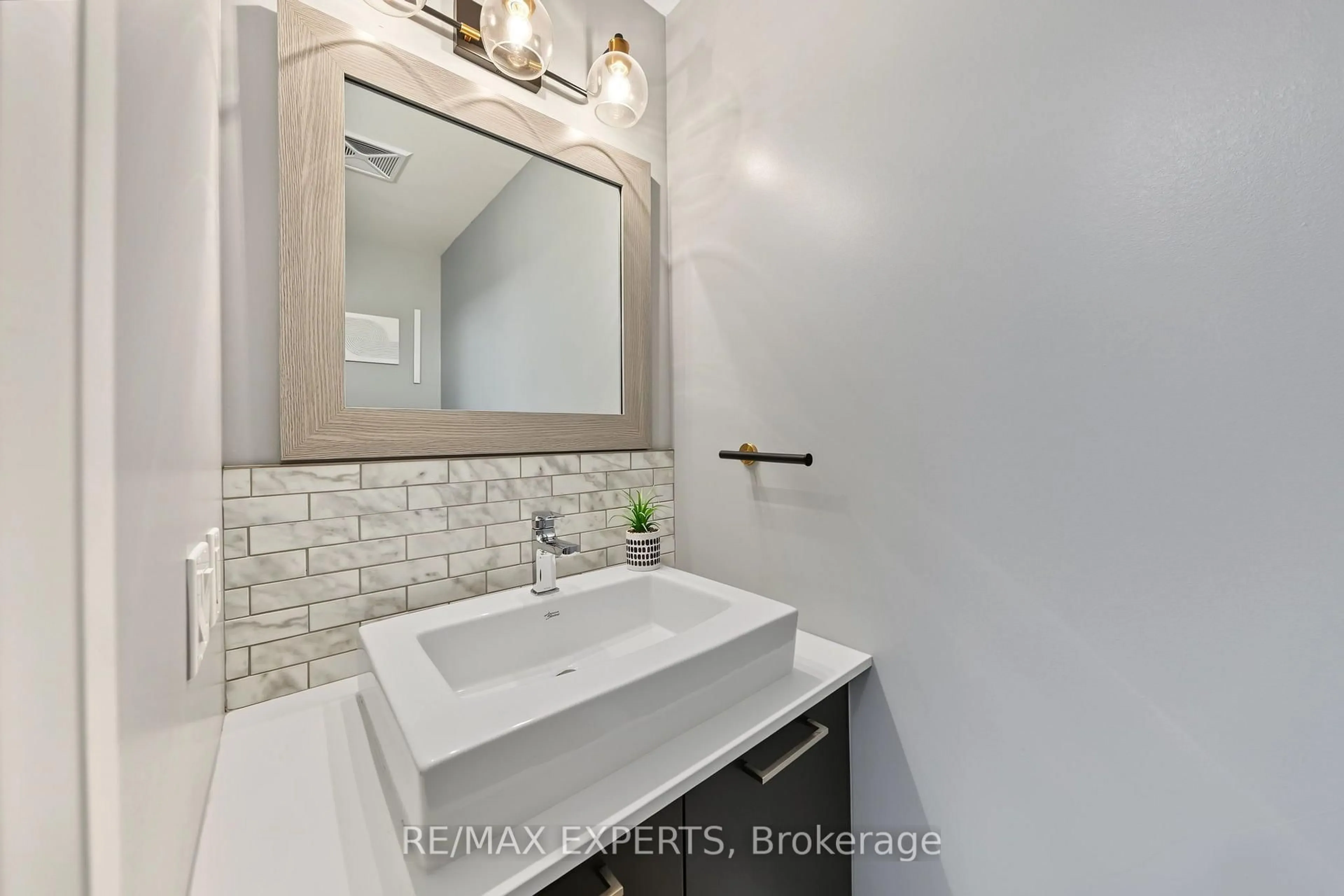 Contemporary bathroom, ceramic/tile floor for 4800 Highway 7 #117, Vaughan Ontario L4L 1H8